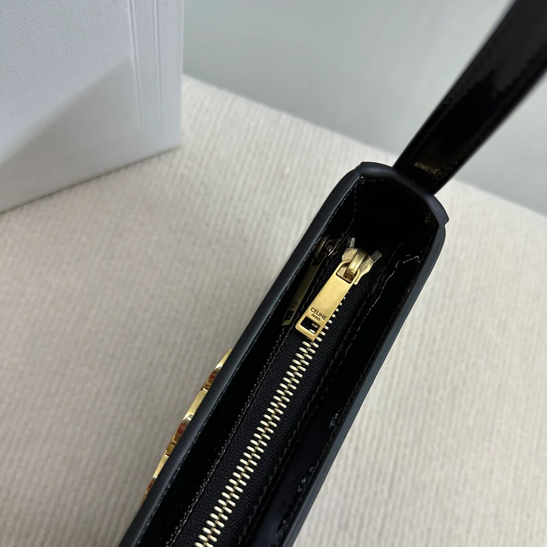 Сумка-подмышка Celine Tilly - лакированная кожа, черная