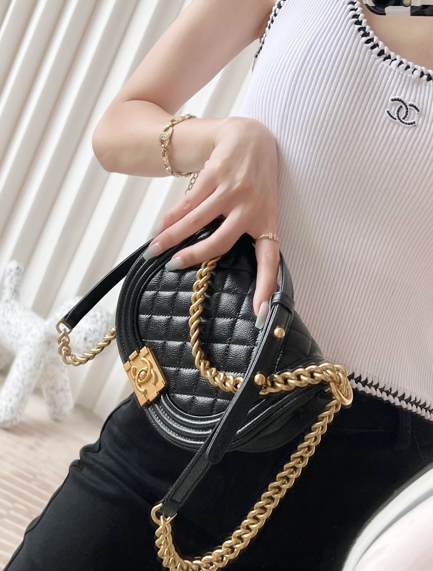 Новая кожаная сумка-мессенджер Chanel Métiers d'Art Saddle.