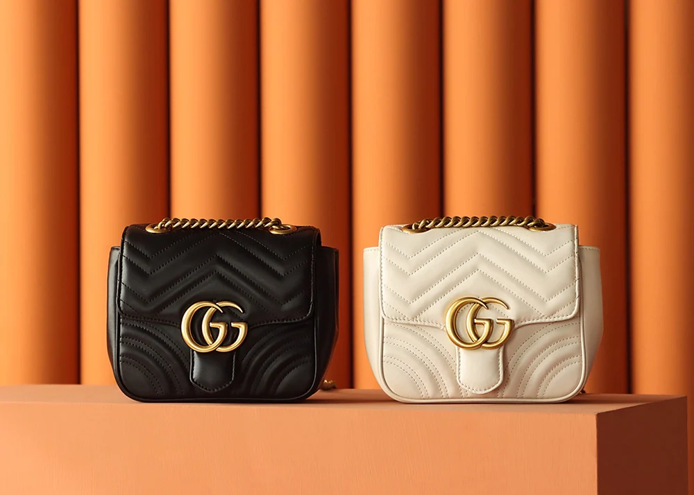 Новинка 2023 года от Gucci - Квадратная сумка-мешок серии GG Marmont - Белая