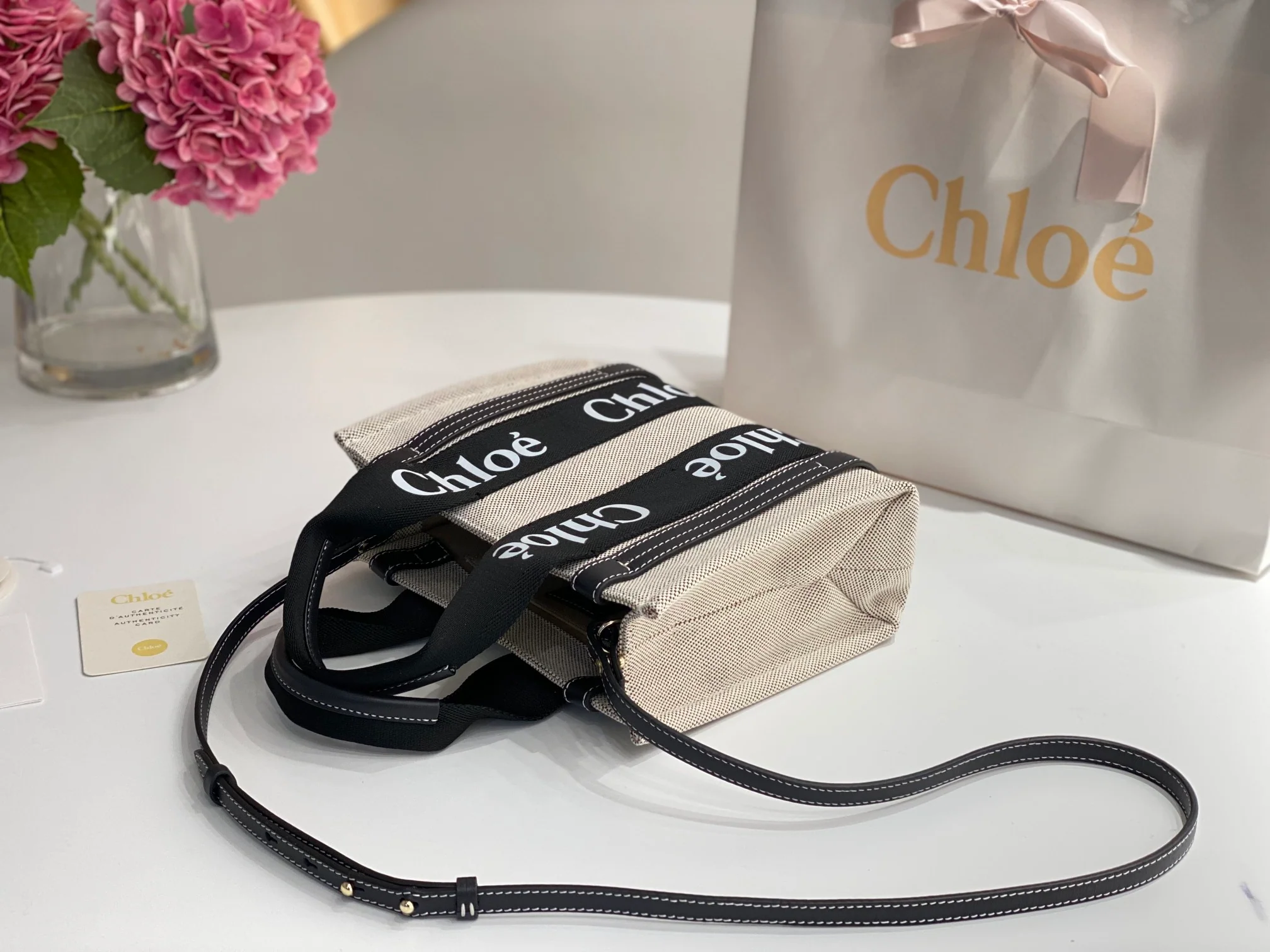 Сумка-тоут Chloe Woody — с черным ремешком и темно-синей отделкой — маленькая