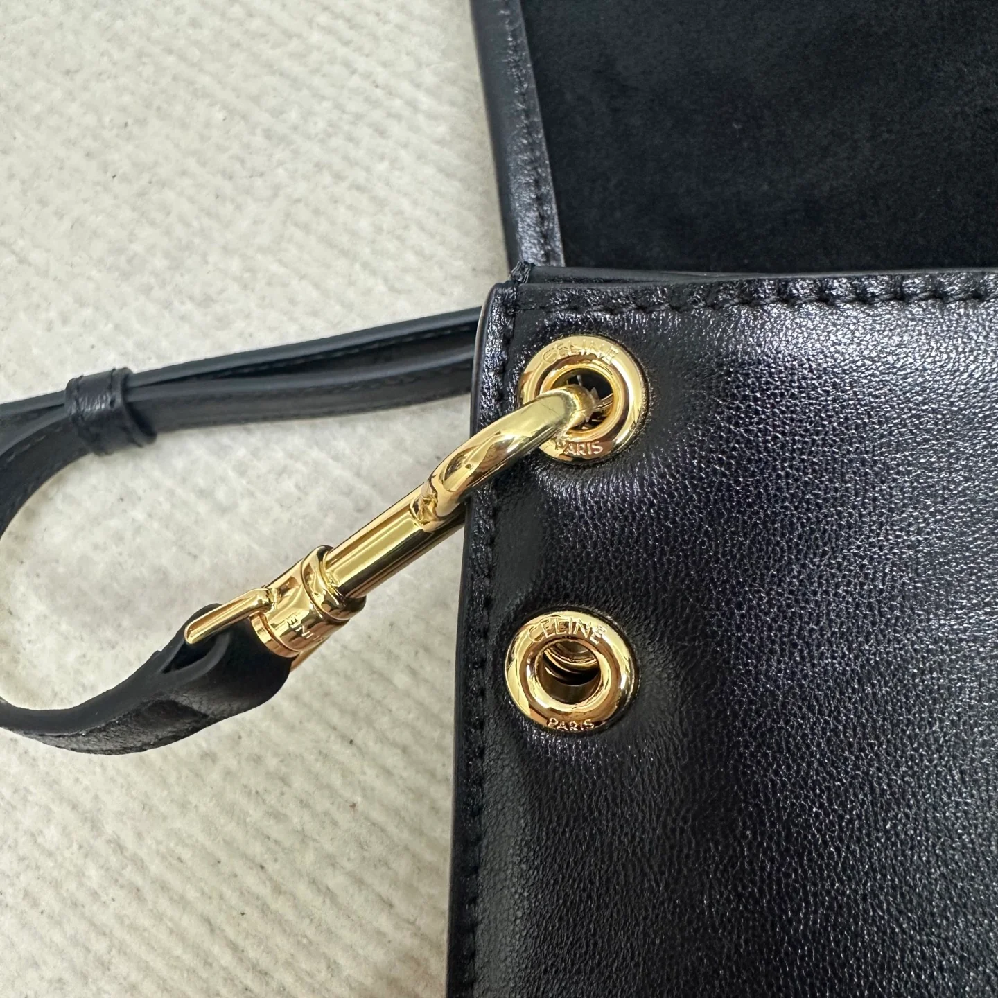 Новинка сезона весна/лето 2026 от Celine - Soft Triomphe Besace - овечья кожа - черный