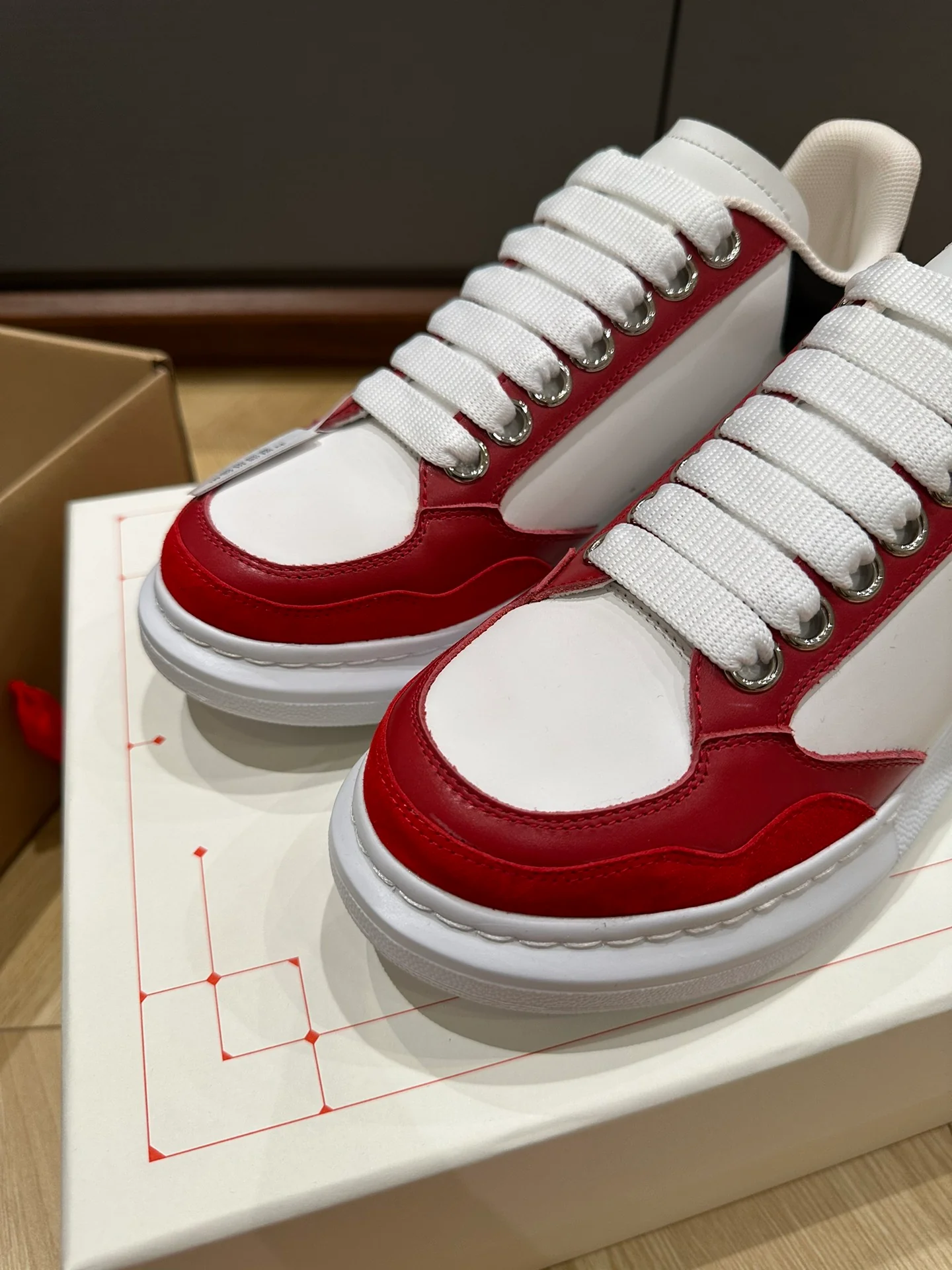 McQueen - Белые кроссовки из телячьей кожи и замши - Унисекс - Красные