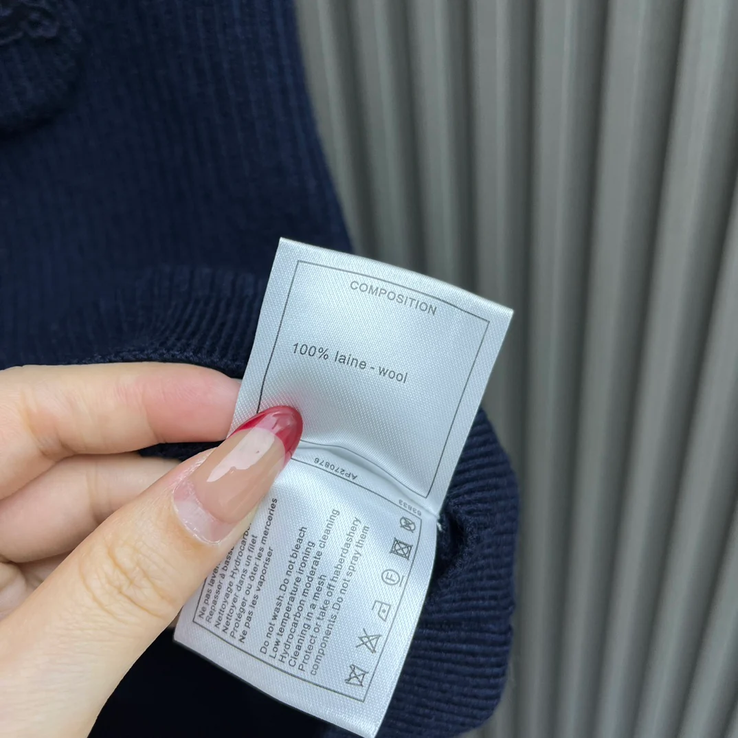 Свитер Chanel 2403 с карманом в виде четырехлистного клевера — синий.