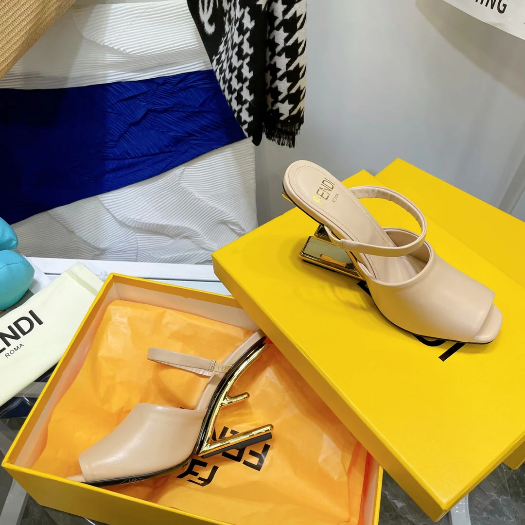 Fendi - Стильные сандалии на F-образном каблуке - Сандалии на высоком каблуке с открытым носком