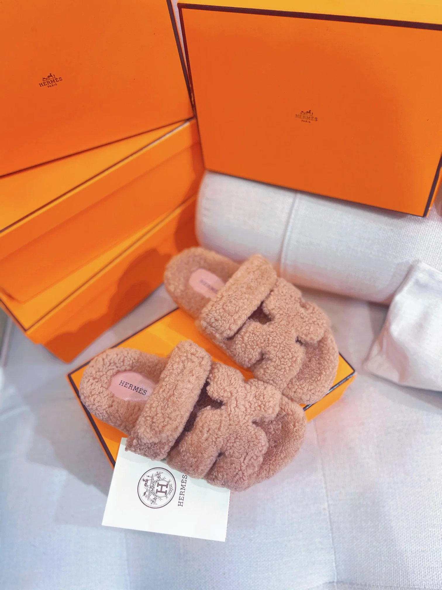 Новинка осенне-зимней коллекции Hermes 2022 — тапочки H из овечьей шерсти и кожи в стиле пэчворк — розовый цвет ?Восход солнца?.