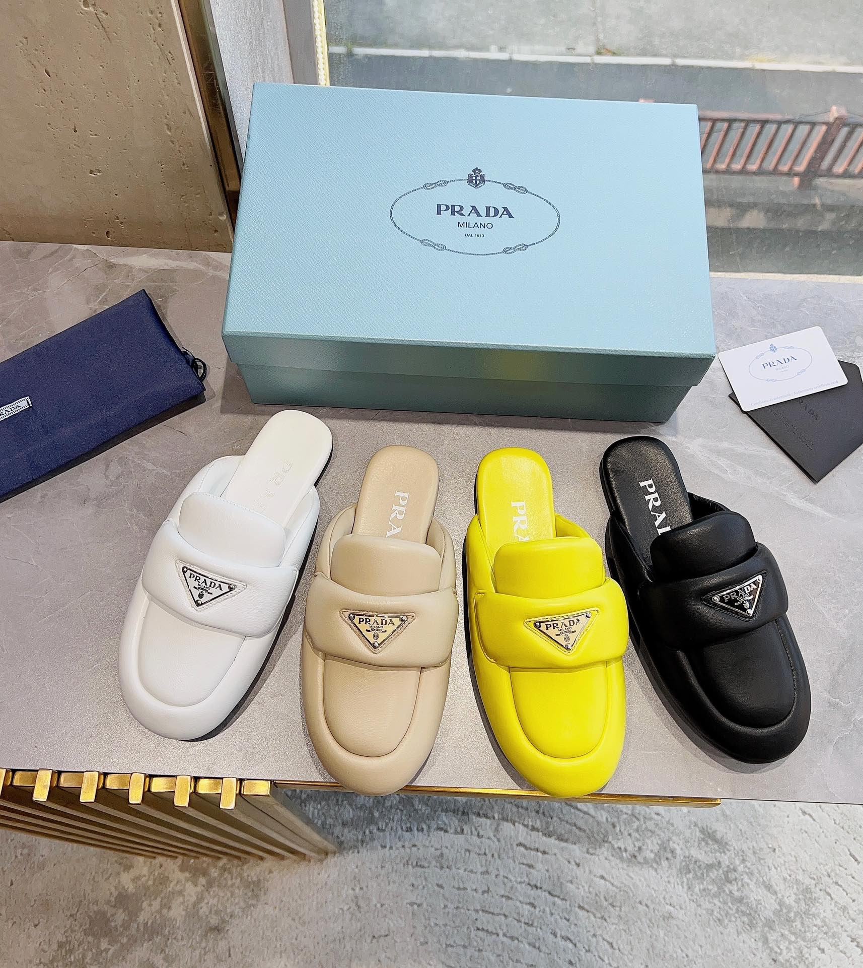 Новые поступления коллекции Prada ранней весны 2023 года - Стиль Хейли Бибер - Лоферы - Изображение коллекции