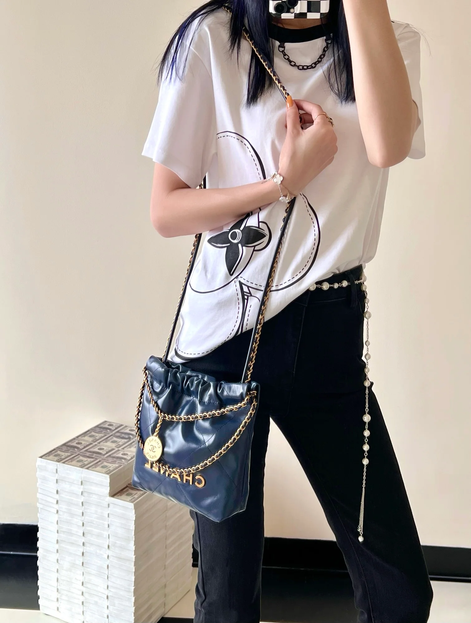 Новая коллекция Chanel Весна/Лето 2023 - Сумка 22 - Мини - Темно-синий - Фотографии в действии