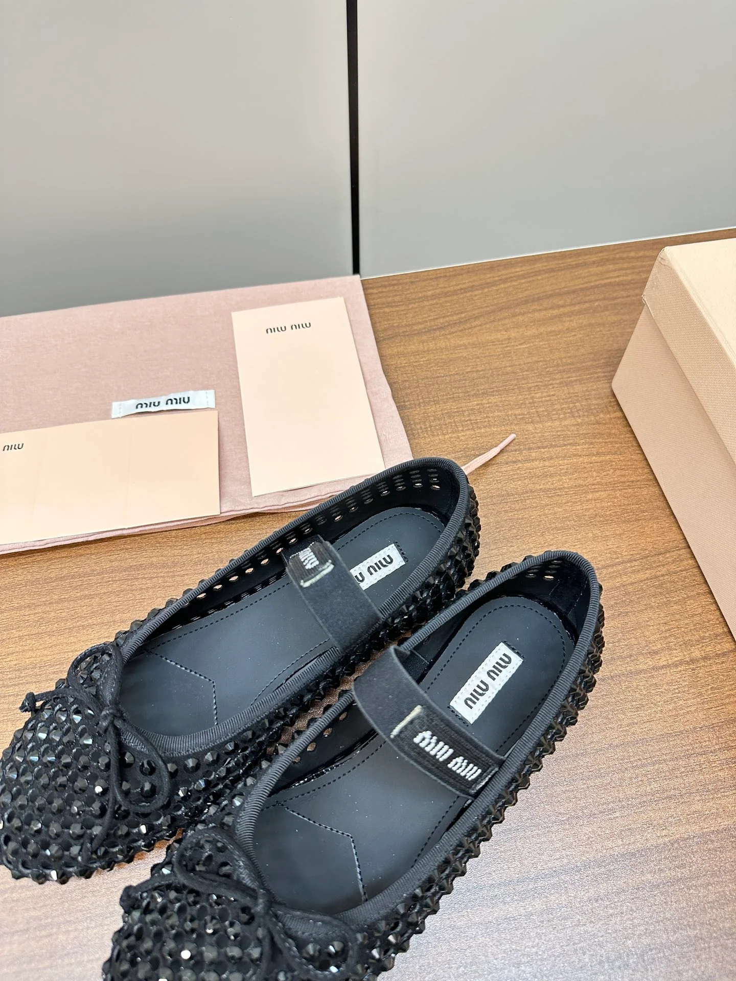 Новые поступления коллекции Miu Miu осень/зима 2023 - Балетки с кристаллами - Балетки - Черные