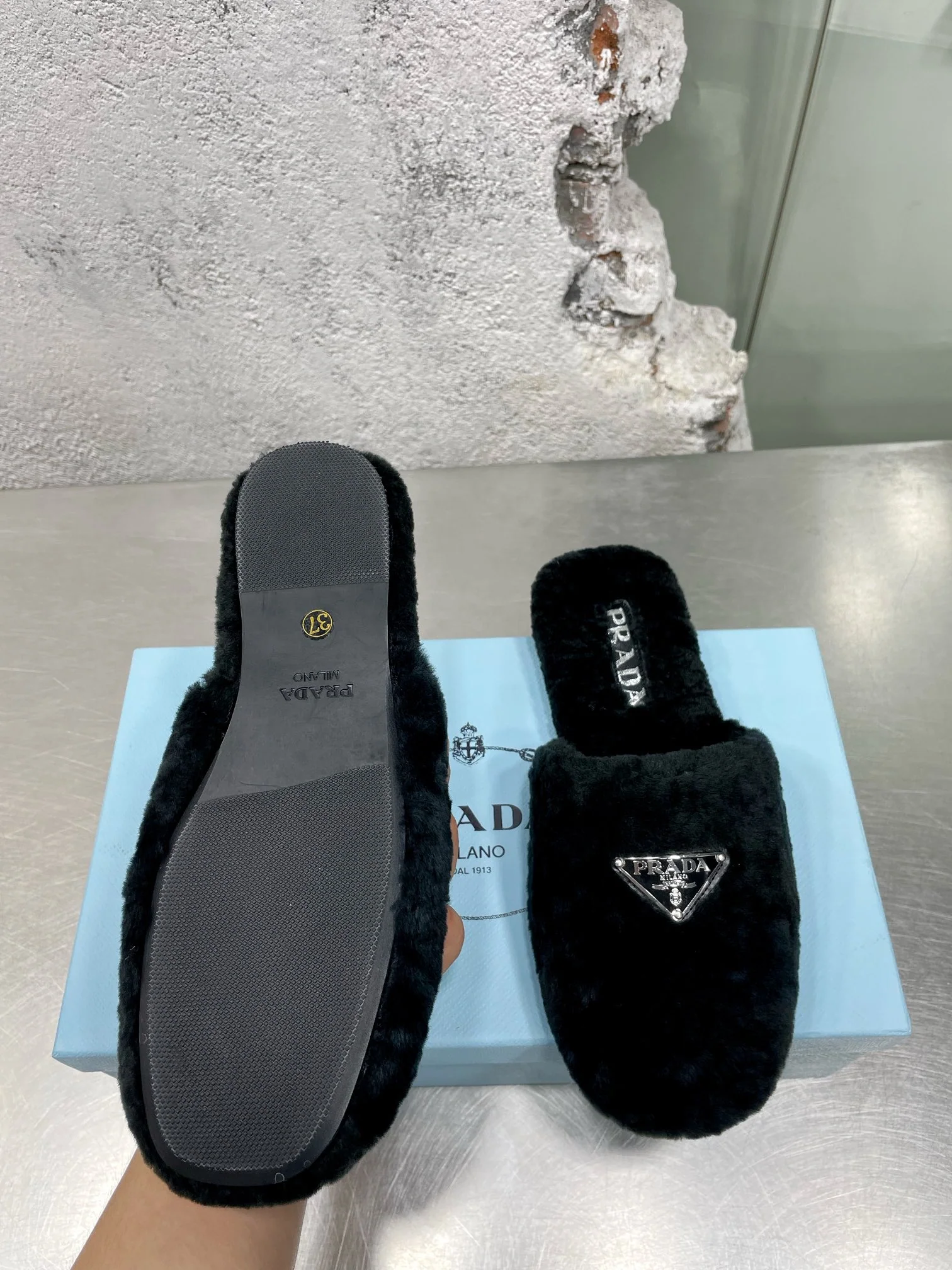 Новинка сезона осень/зима 2022 от Prada — Пушистые балетки — Стиль знаменитостей