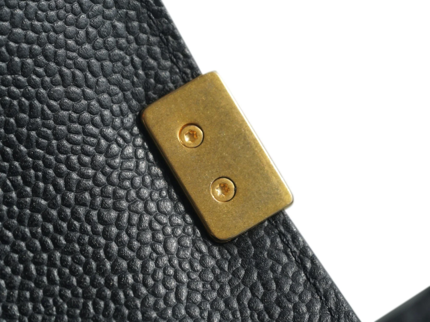 Часы Chanel Le Boy из коллекции Le Boy - из черной кожи личи с винтажной золотой пряжкой - 25 см