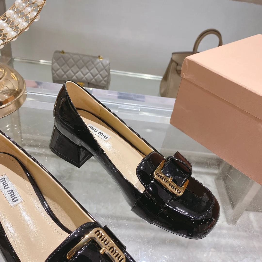 Новинка сезона осень/зима 2022 от Miu Miu - Туфли на низком каблуке с квадратным носком - Черные