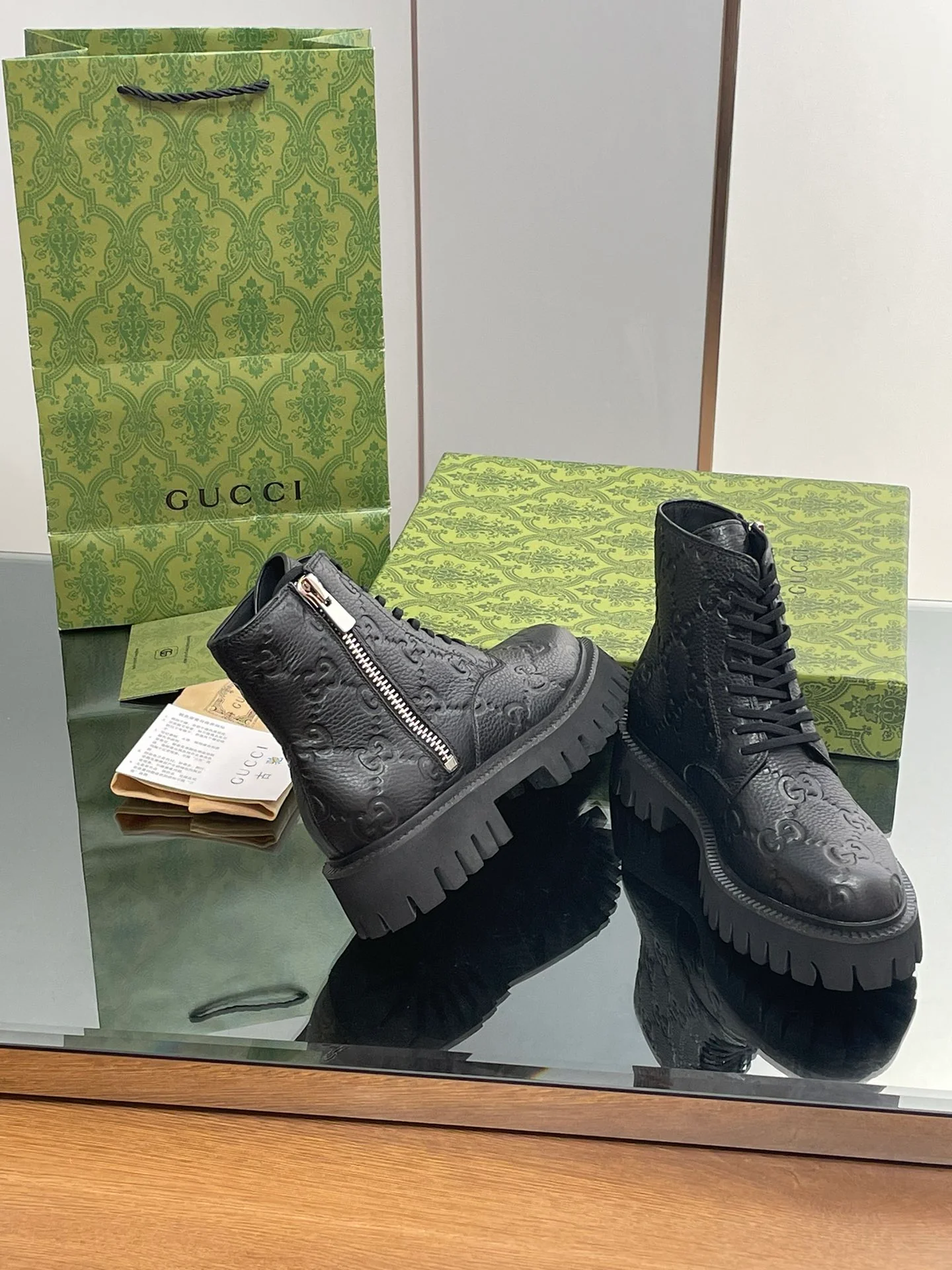 Новинка сезона осень/зима 2023 от Gucci - Ботильоны с тиснением Double G - Черные