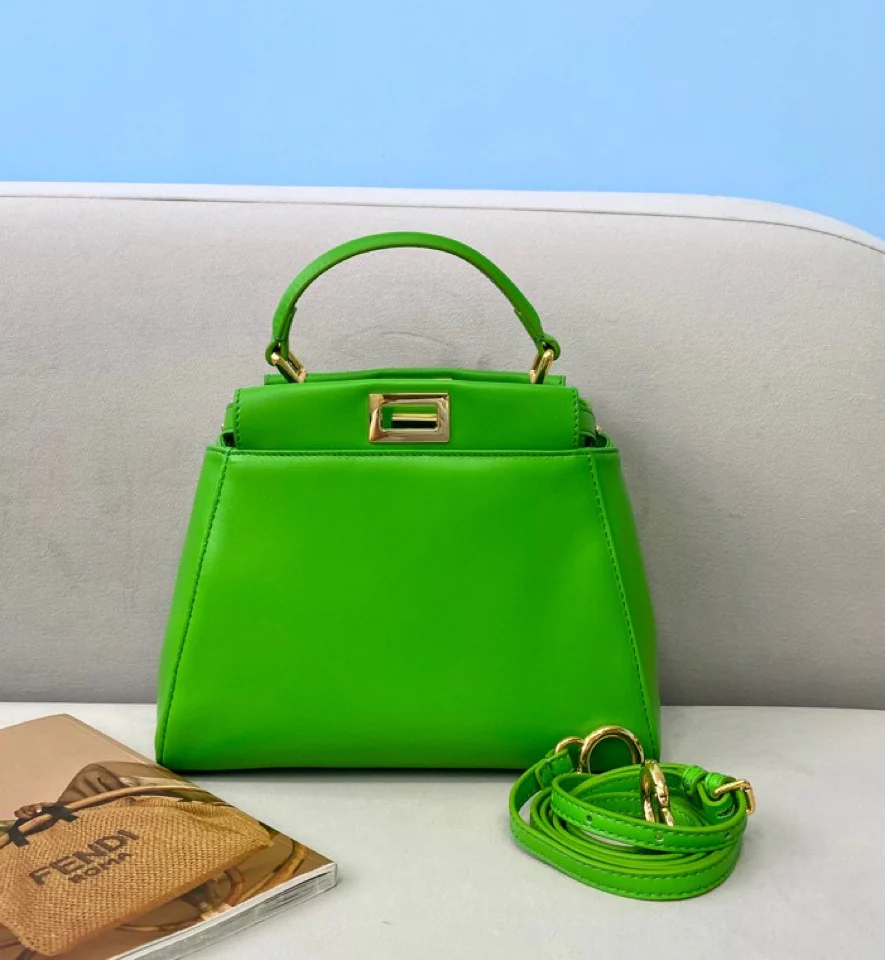 Миниатюрная кожаная сумка Fendi Peekaboo зеленого цвета
