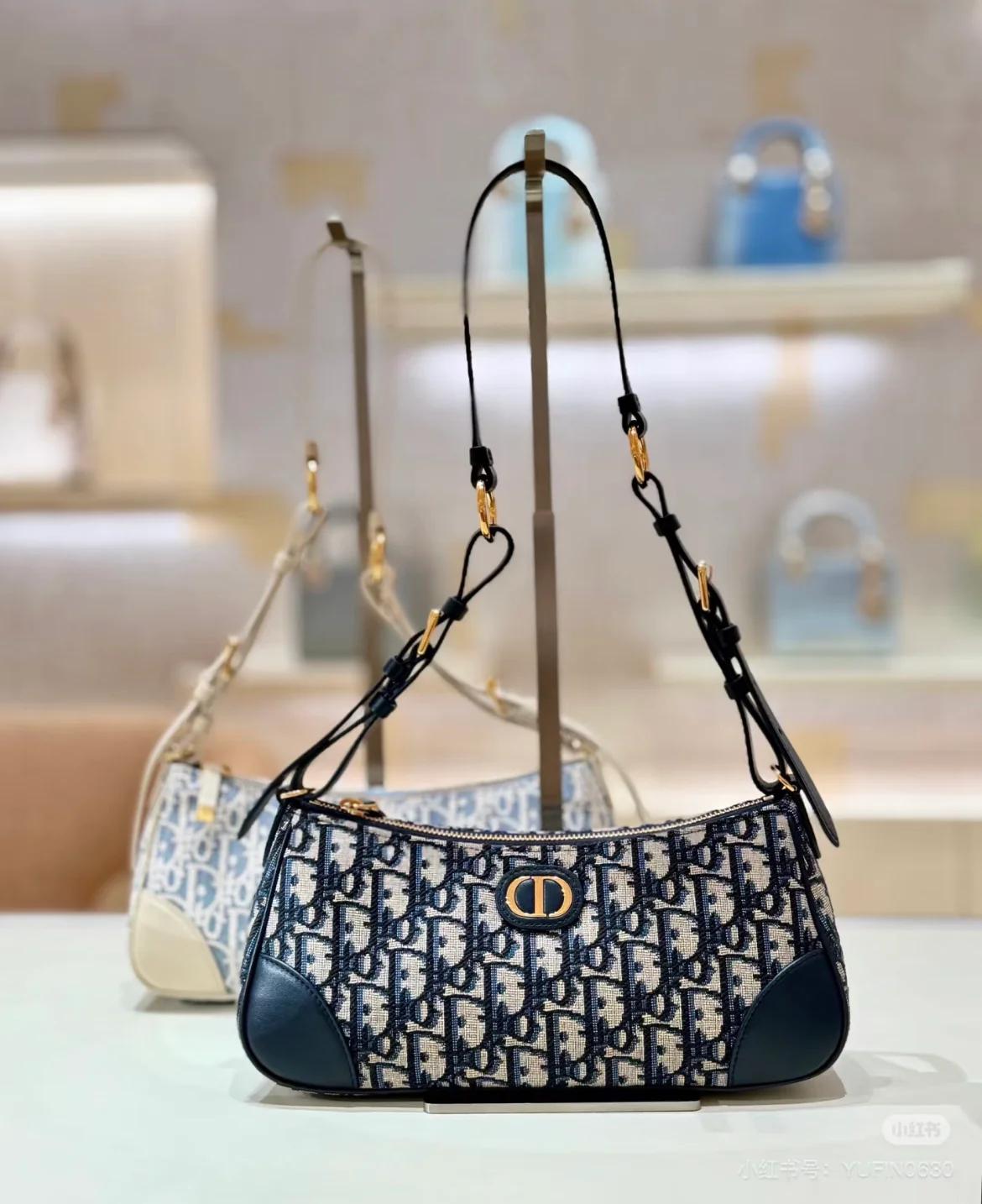 Dior 30 Montaigne Wanderlust Hobo - темно-синий