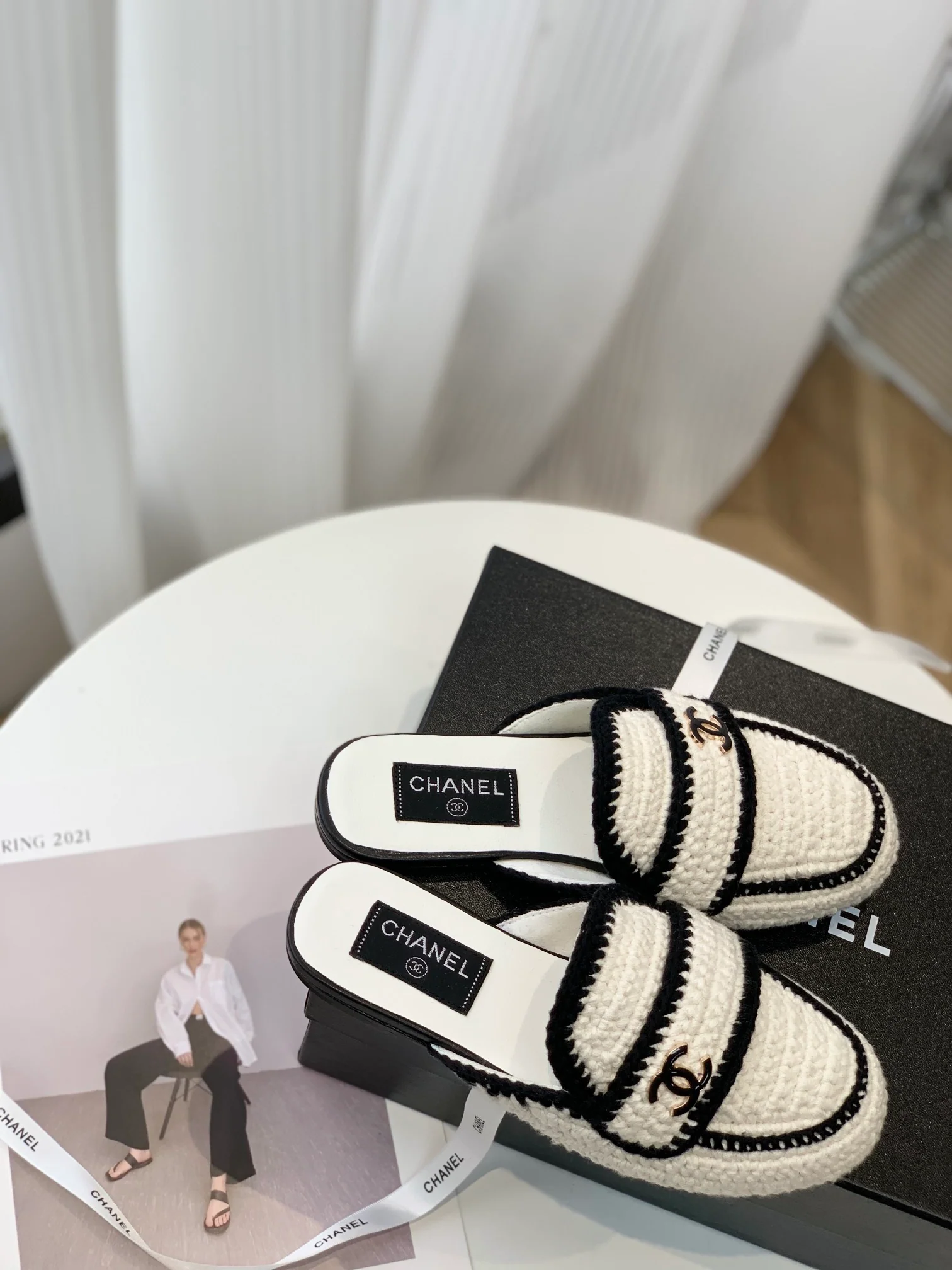 Новинка весны 2023 года от Chanel - плетеные тапочки ?Камелия?.