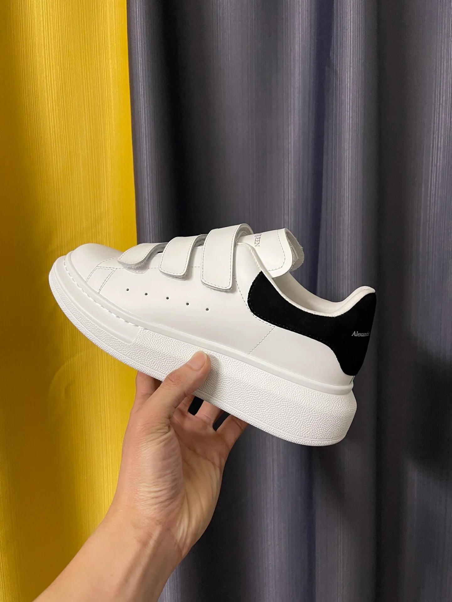 Классические белые кроссовки McQueen - унисекс - новая застежка на липучке - топовая версия McQueen.