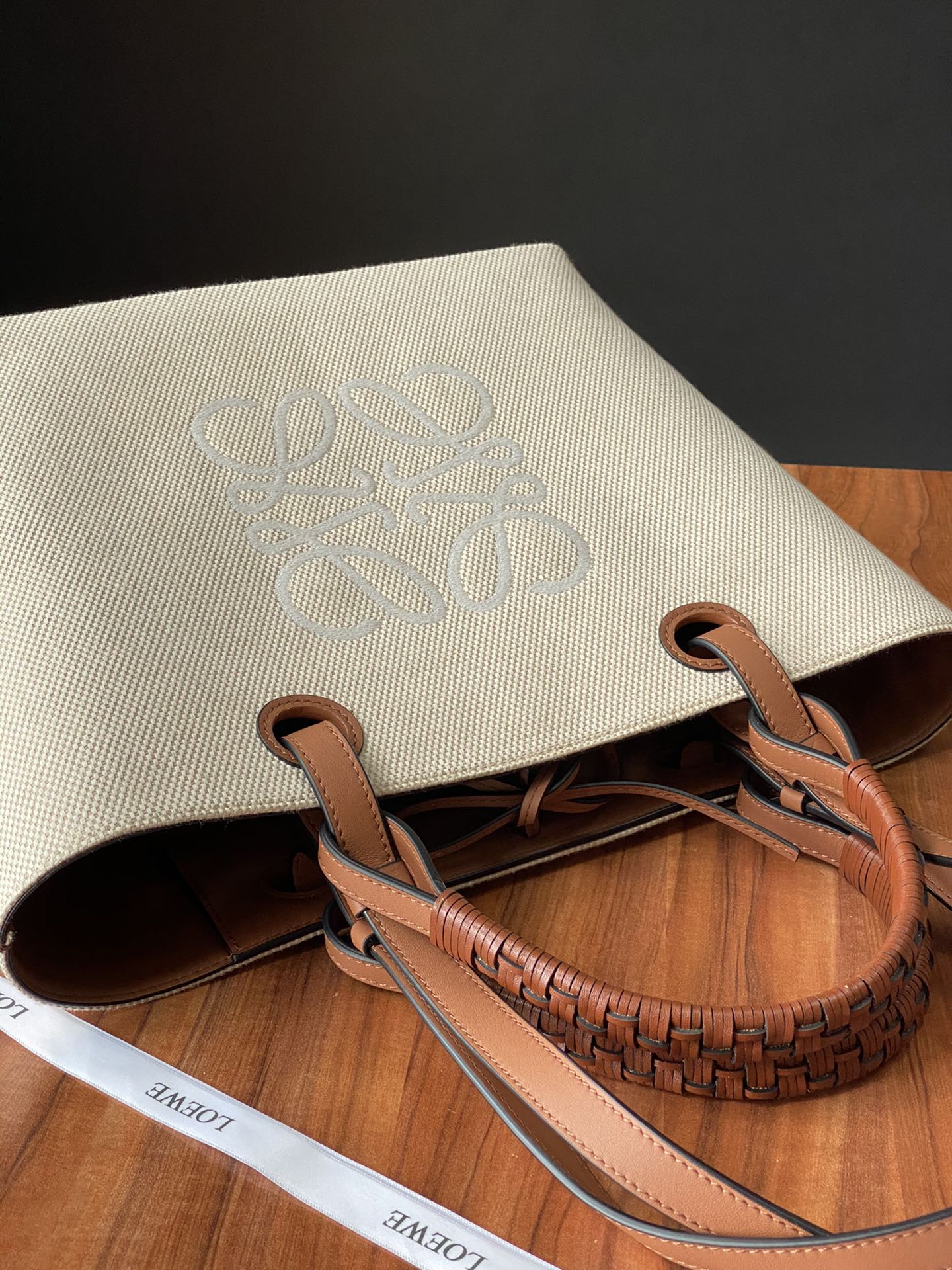 Сумка-тоут Loewe с вышивкой в ??виде анаграммы