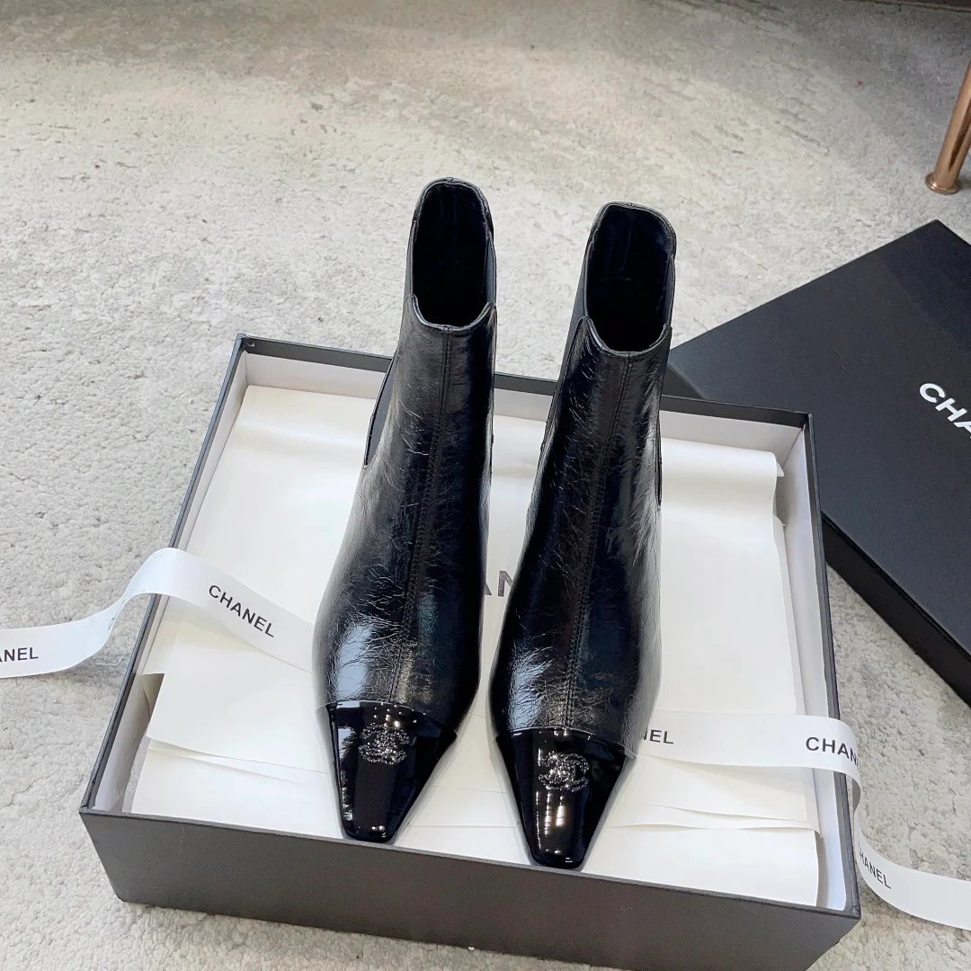 Новинка сезона ?Ранняя осень 2023? от Chanel — ботильоны ?Челси? на низком каблуке — черные.