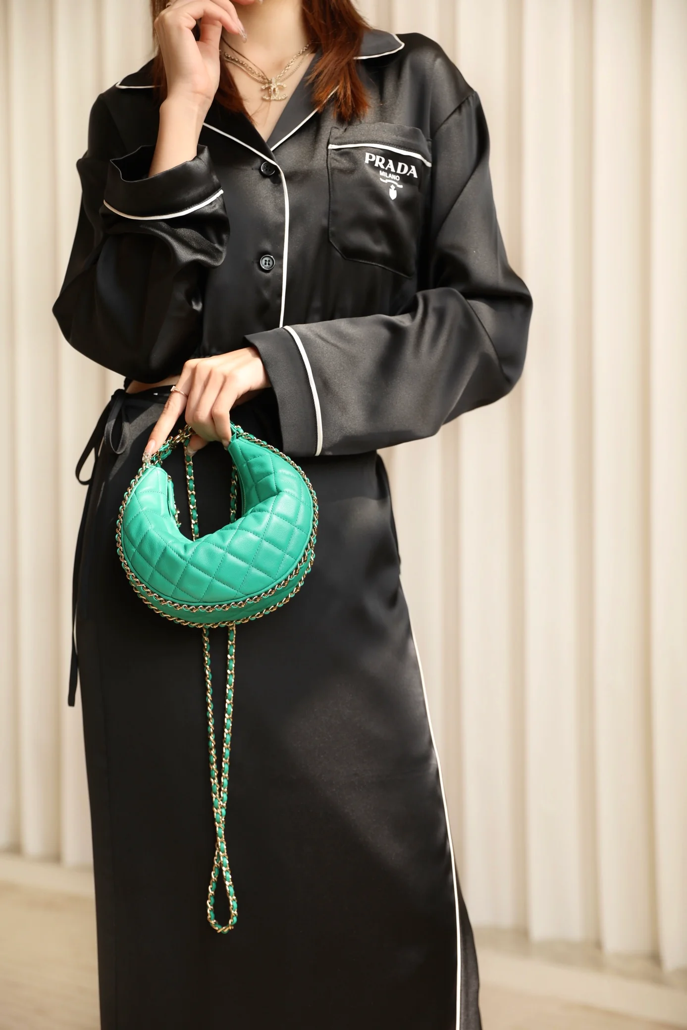 Новинка сезона весна/лето 2023 от Chanel - сумка ?Полумесяц? - маленькая - зеленая - фотографии на теле.