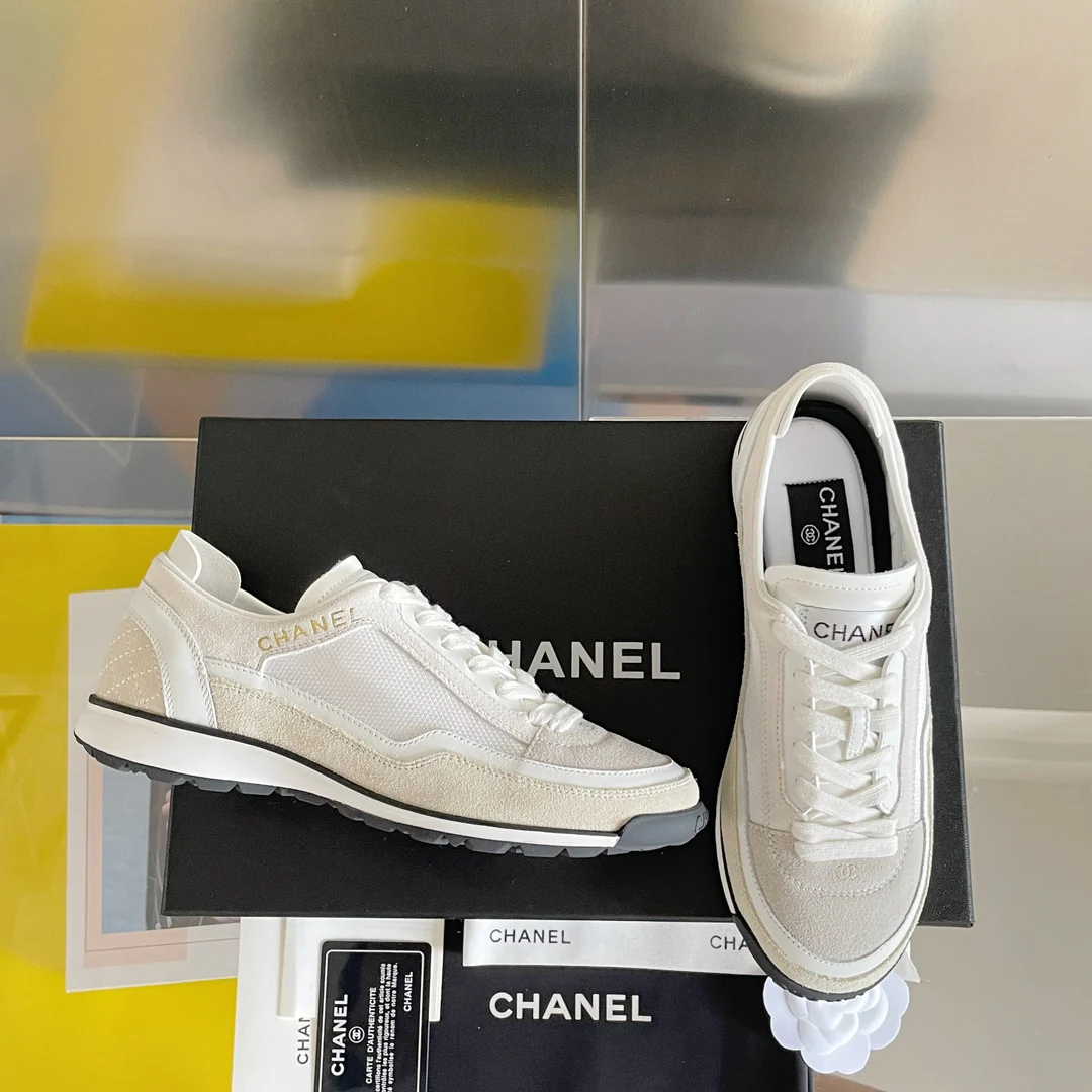 Новинка 2023 года от Chanel - Повседневные кроссовки с цветовыми блоками - Белый