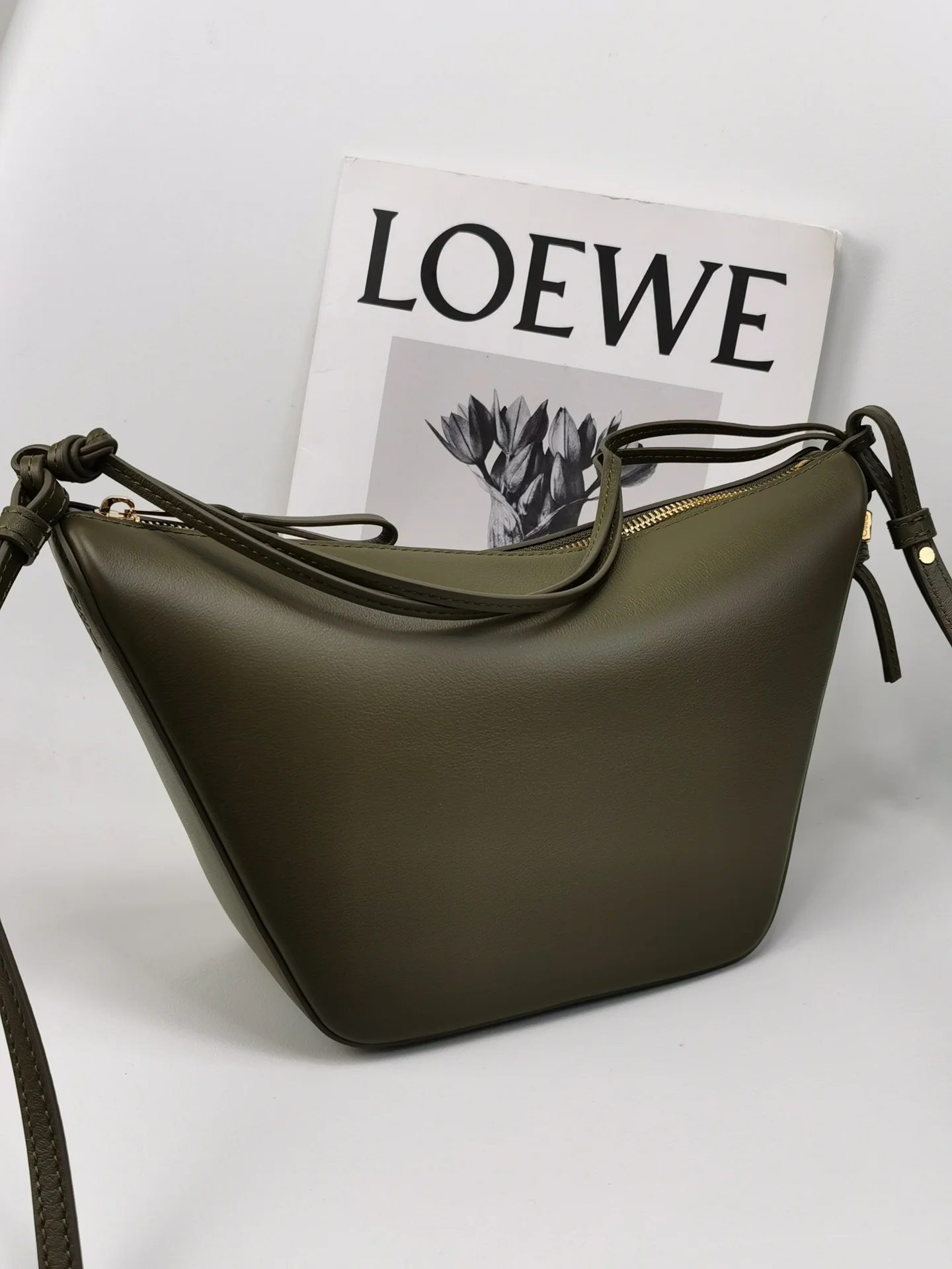 Сумка-хобо Loewe Hammock — оливково-зеленая.