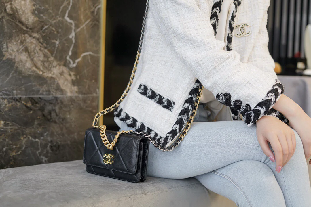 Chanel - Коллекция 19 WOC - Черный с золотой пряжкой