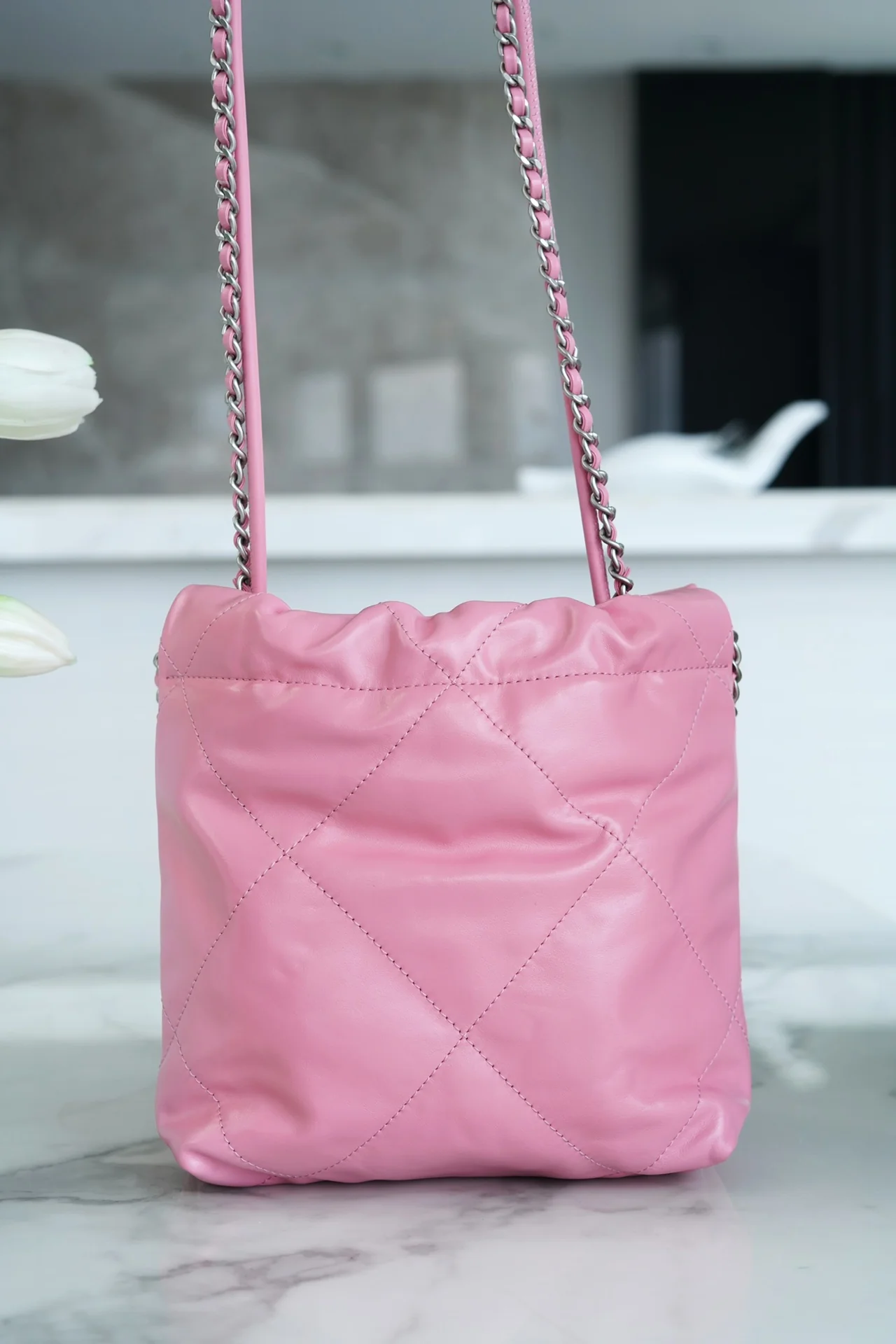 Новинка сезона весна/лето 2023 от Chanel - сумка 22 - мини - розовая с серебряной пряжкой