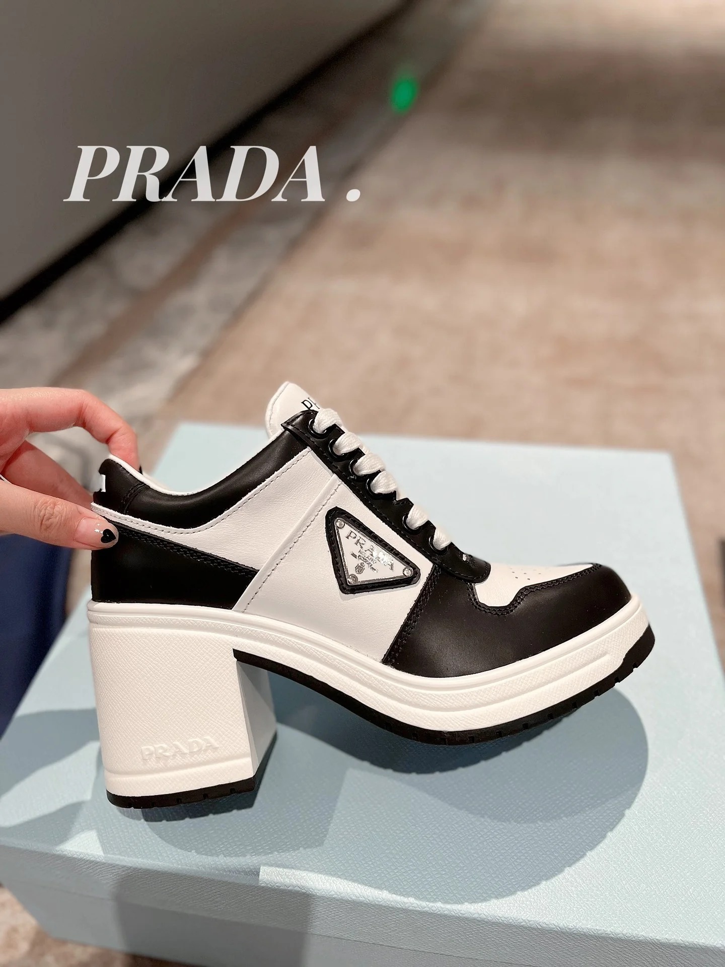 Новинка весны 2022 года от Prada - Спортивные туфли на массивном каблуке - Черные