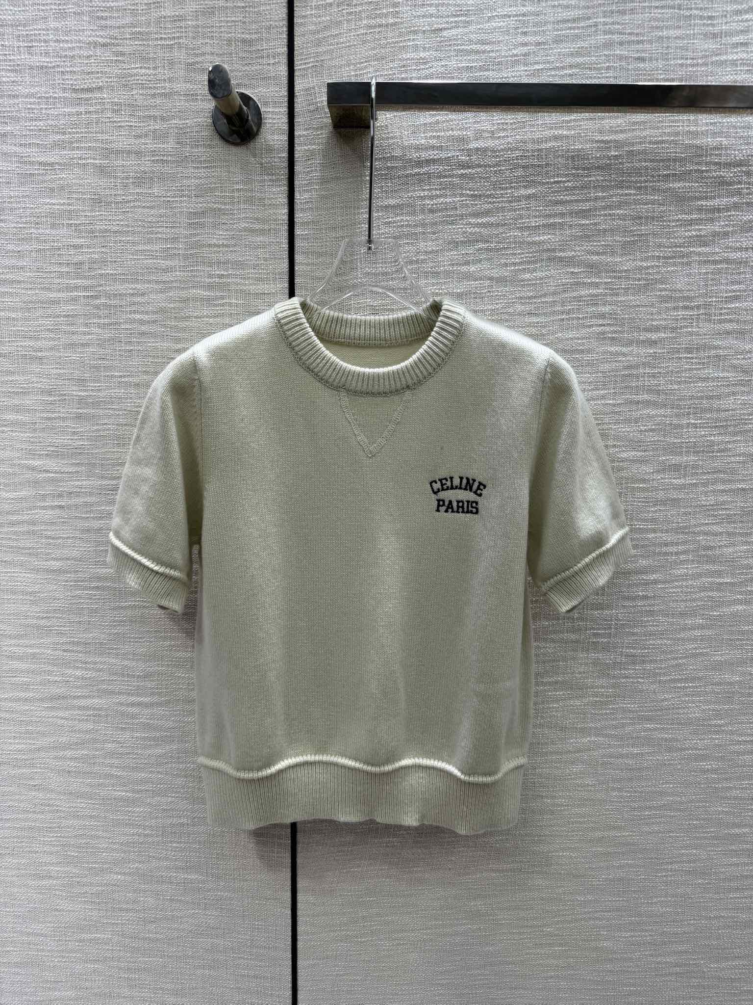 Комплект из трикотажа с ребристым воротником и короткими рукавами из коллекции Celine весна/лето 2024.