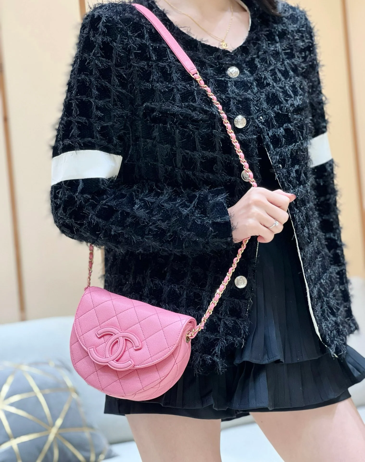 Новинка сезона весна/лето 2023 от Chanel - Стеганая сумка-мессенджер на цепочке - Розовая - Фотографии в действии.