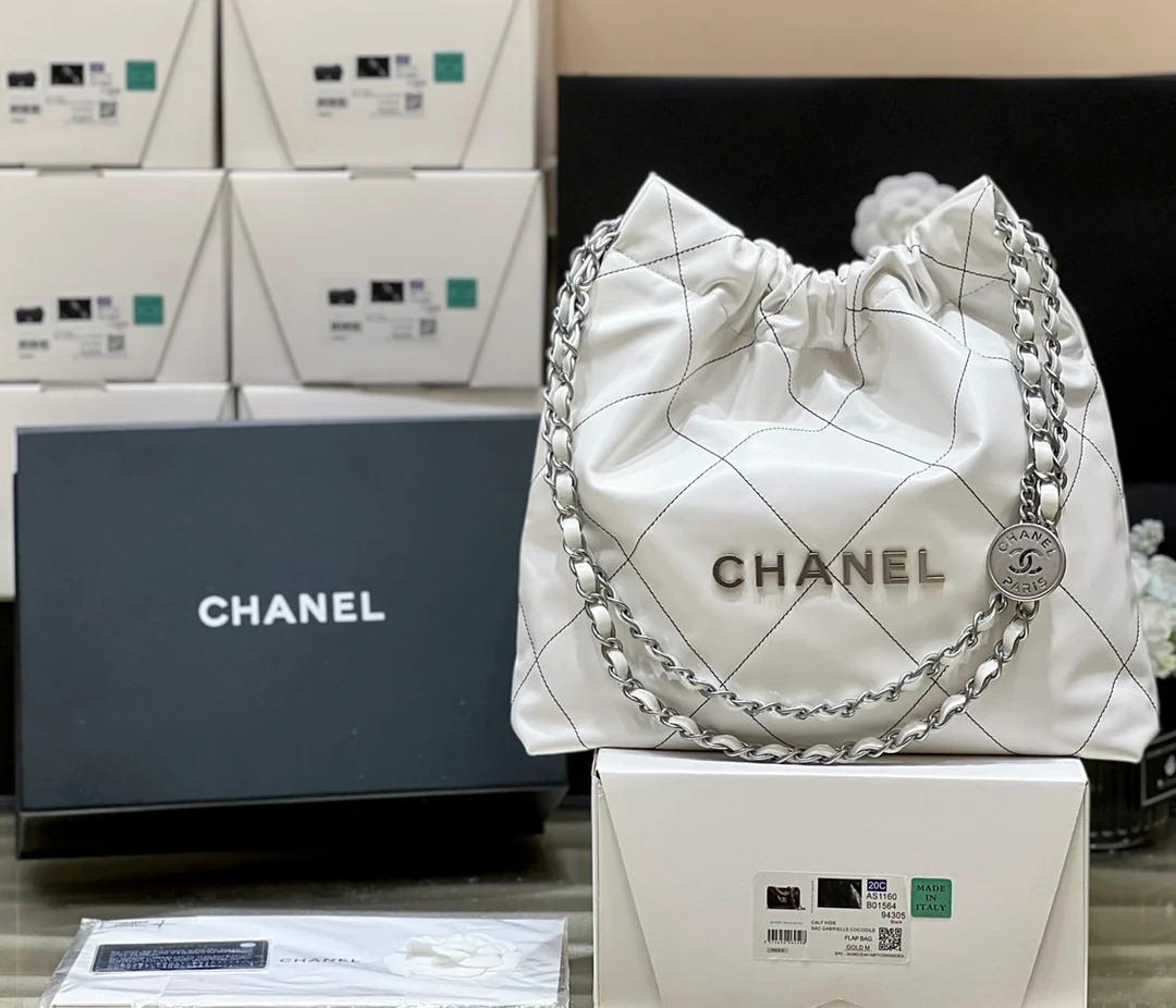 Сумка Chanel из круизной коллекции 2023 года - модель 22bag - белая с черной строчкой.