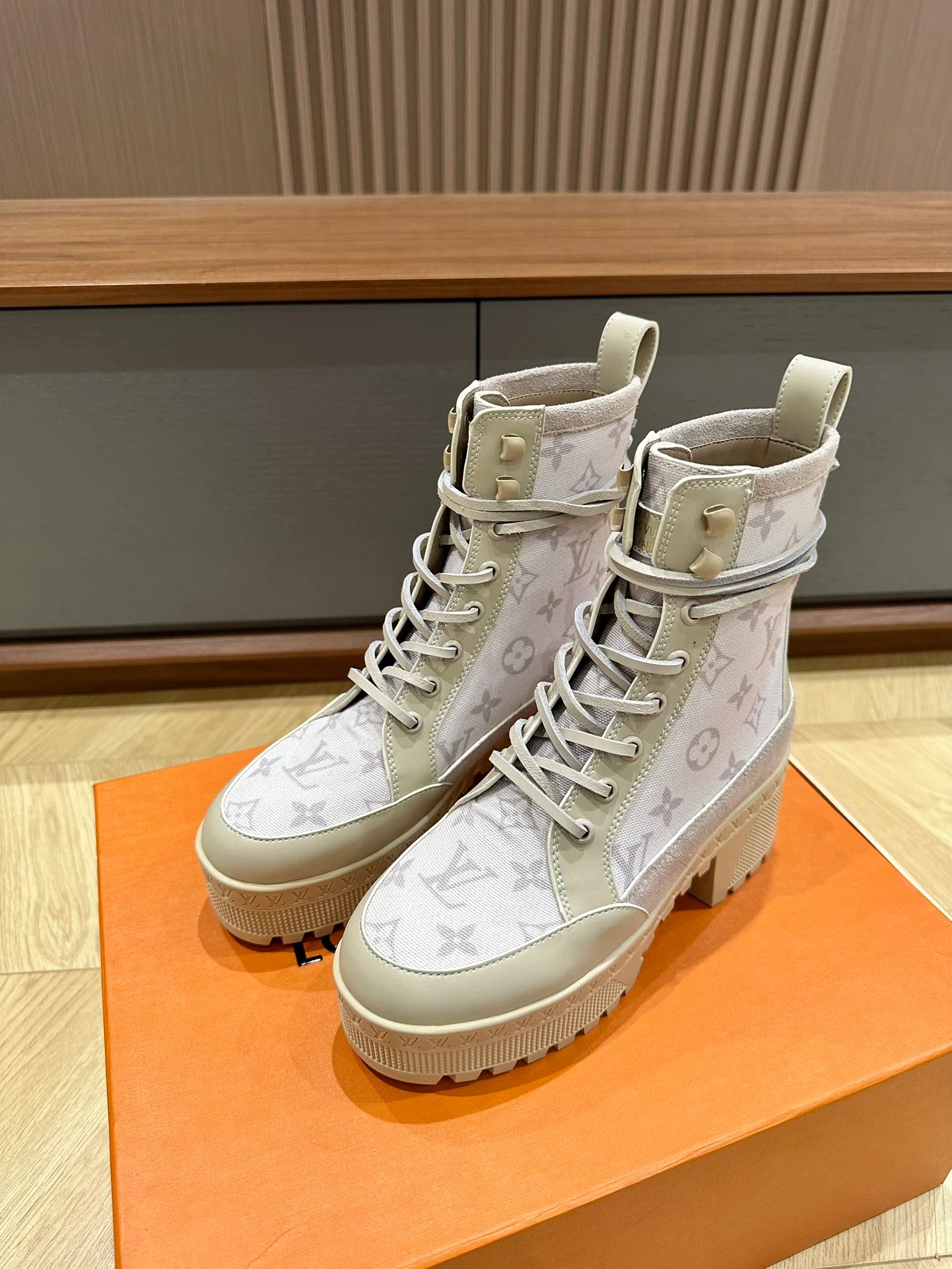 Ботинки Martin на платформе LV-2024, цвет ?Молочный чай?.