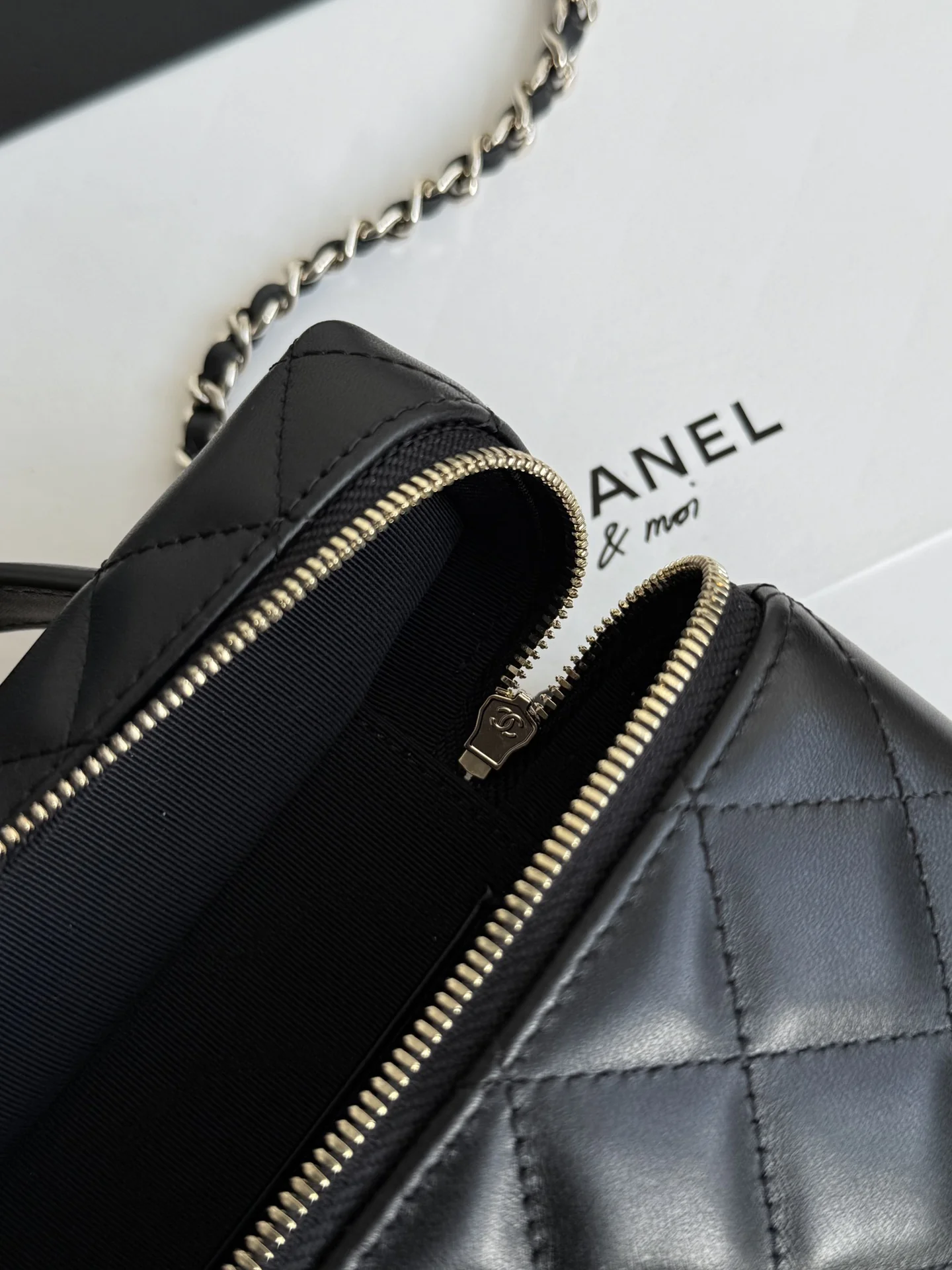 Сумка-ланчбокс Chanel 25c-LP из овечьей кожи - черная