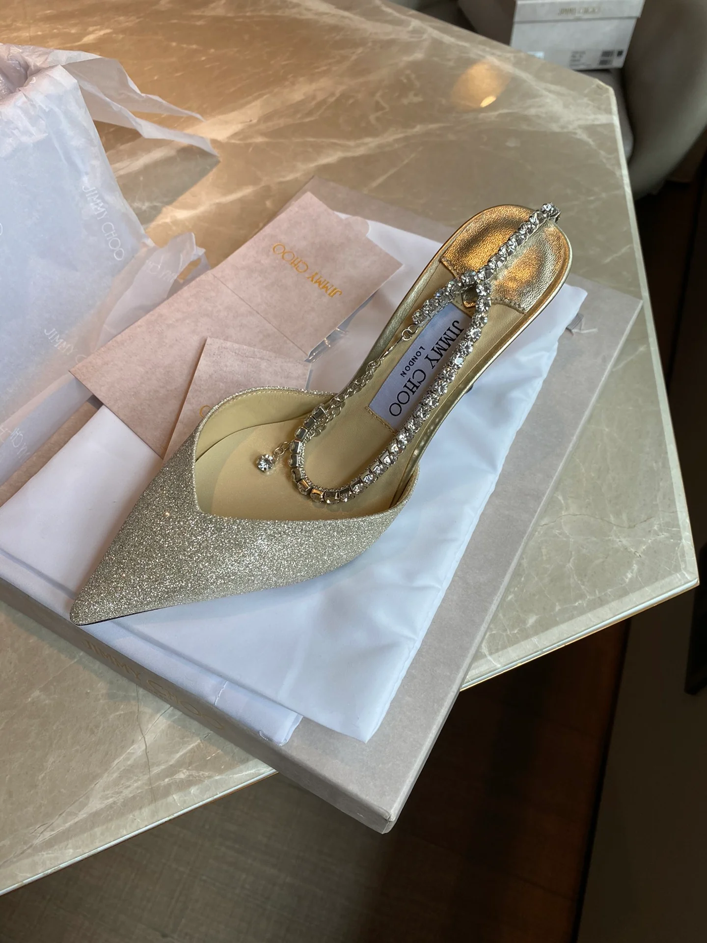 Jimmy - Цепочка на щиколотку со стразами - Туфли на высоком каблуке с острым носком - Золотистые