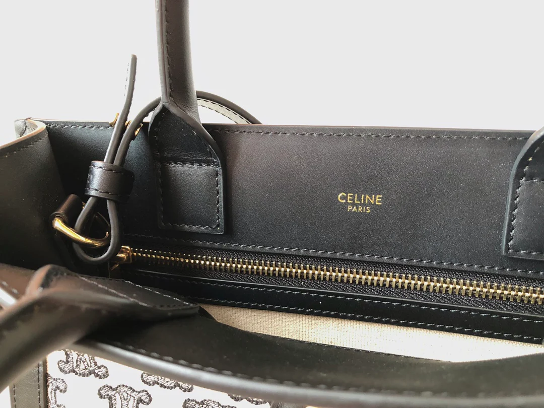 Сумка Celine Cabas Small Triomphe с вышивкой, вертикальная.
