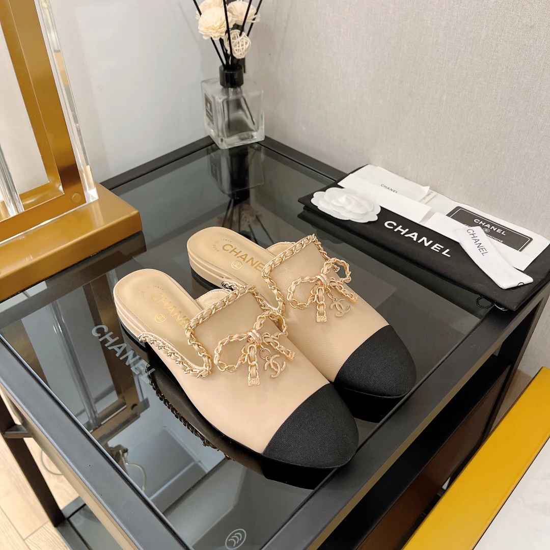 Кожаные мюли Chanel с цепочкой и бантом.