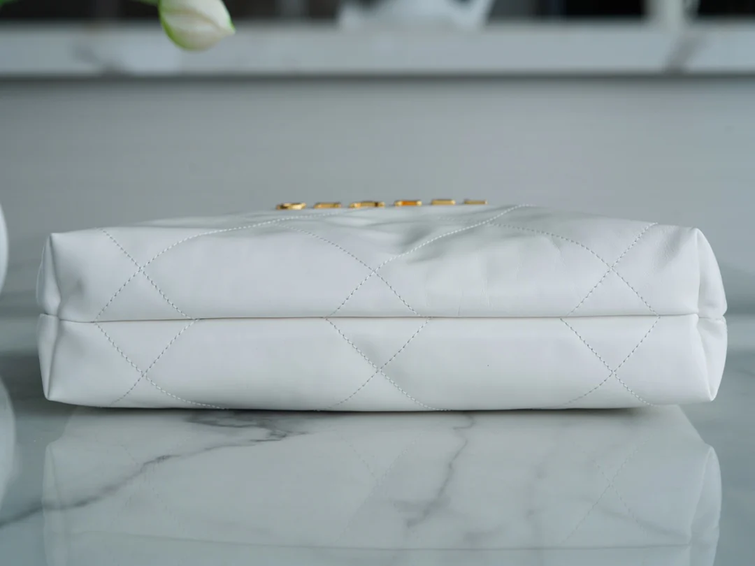 Сумка Chanel 22p 22bag, маленькая, белая, с золотой пряжкой.