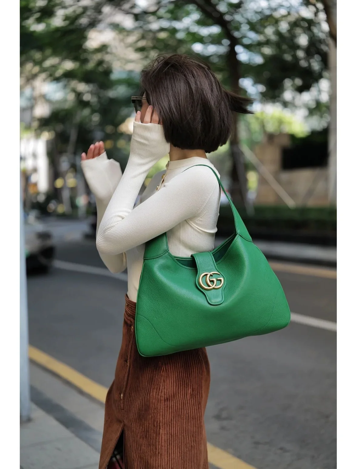 Весенняя коллекция Gucci 2023 — Сумка через плечо ?Полумесяц? — зеленая — Фотографии в действии.