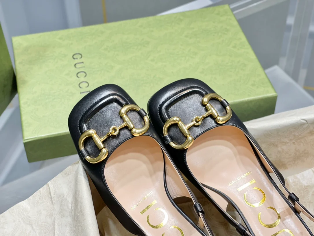 Весенняя коллекция Gucci 2021 — Босоножки на массивном каблуке с пряжкой в ??виде конской уздечки — 1