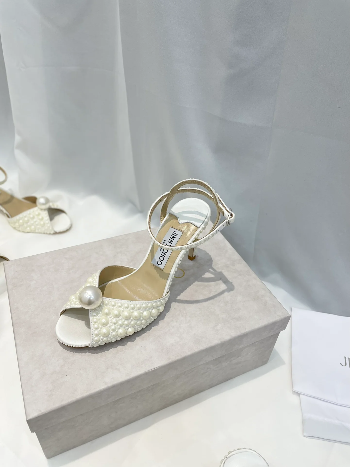 Сандалии на среднем каблуке Jimmy Retro Pearl Series - белые.