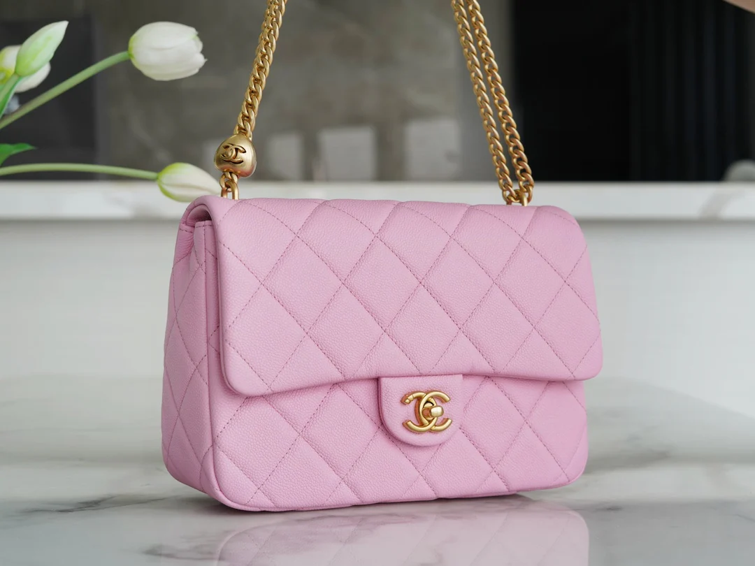 Новинка сезона весна/лето 2023 от Chanel - Сумка на цепочке в форме сердца - CF Bag - Светло-розовая - 24 см