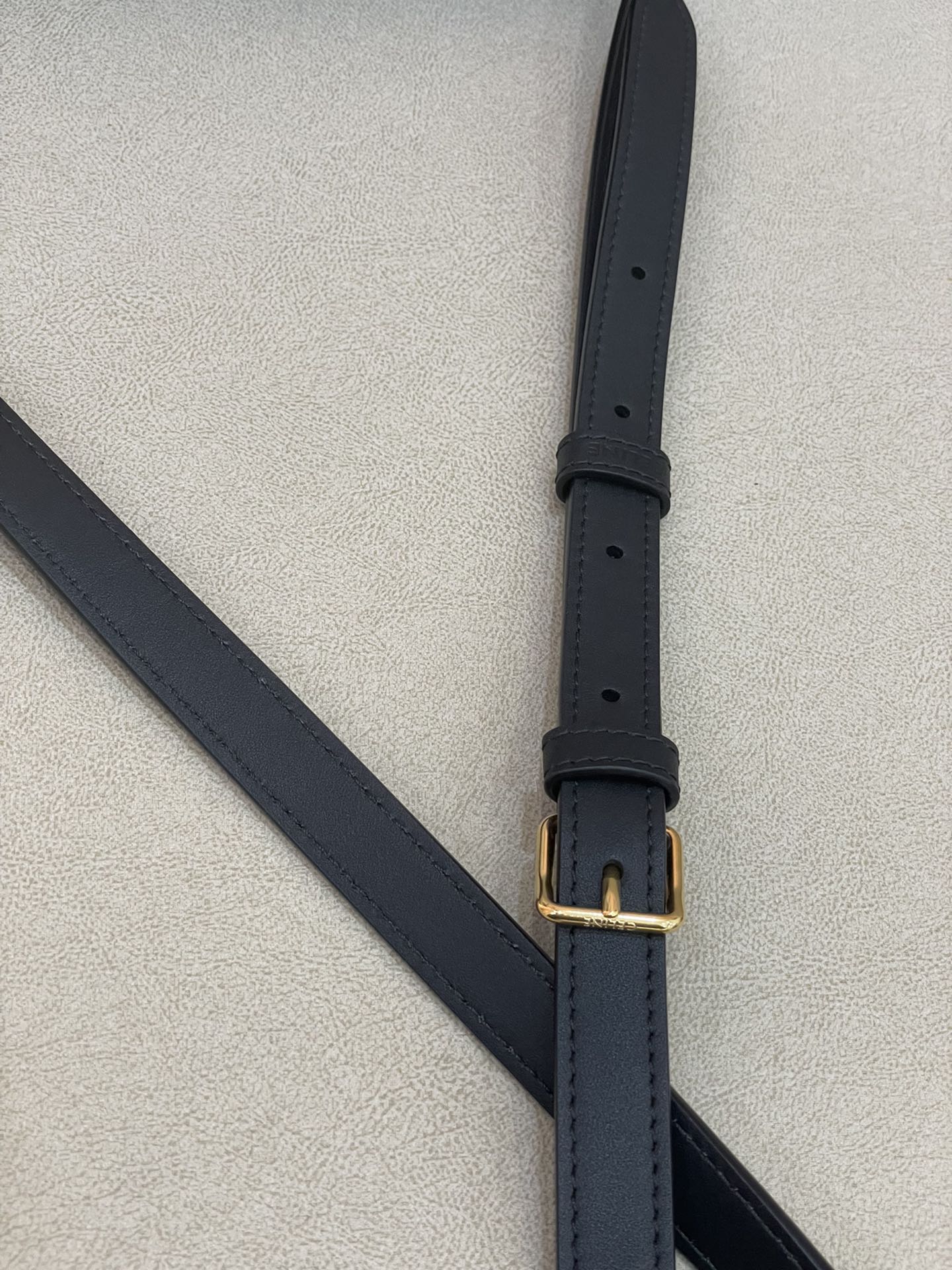 Маленькая черная кожаная сумка-ведро Celine Cuir Triomphe