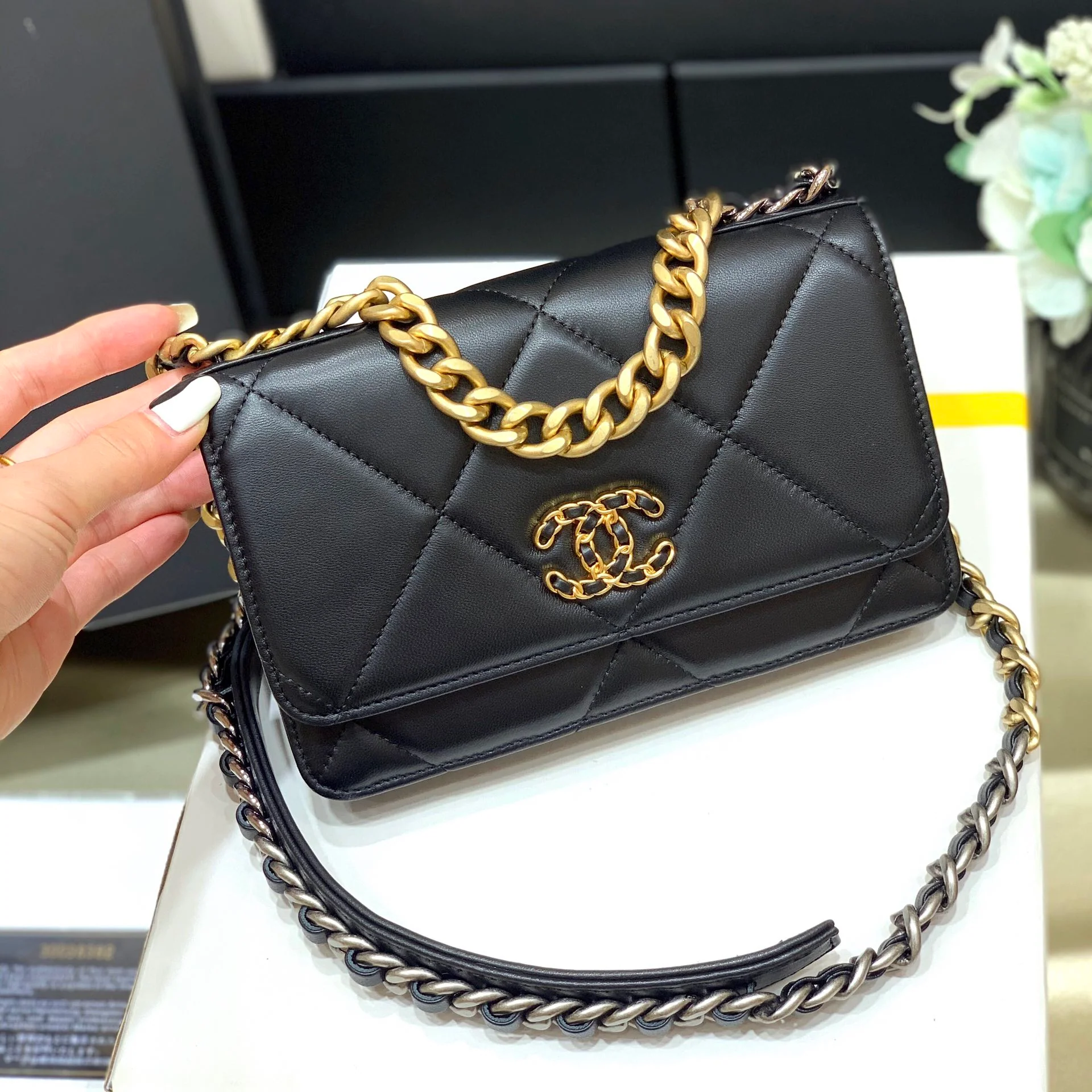 Сумка-клатч/кроссбоди Chanel Classic Logo Quilted WOC 2019 года, черная.