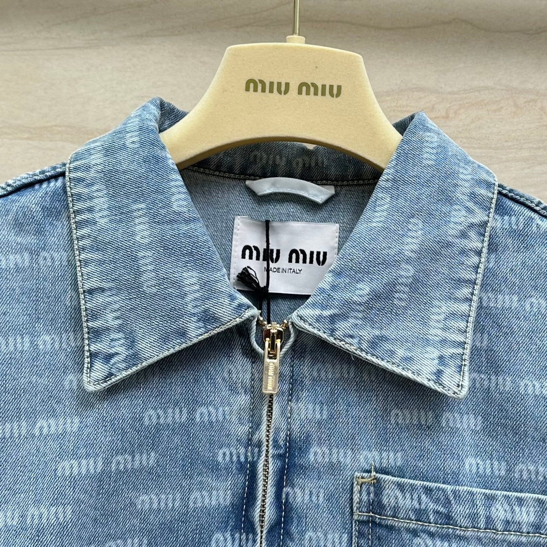 Miu Miu - 2404 - 24 Новинка ранней весны. Джинсовая куртка с принтом и буквами.