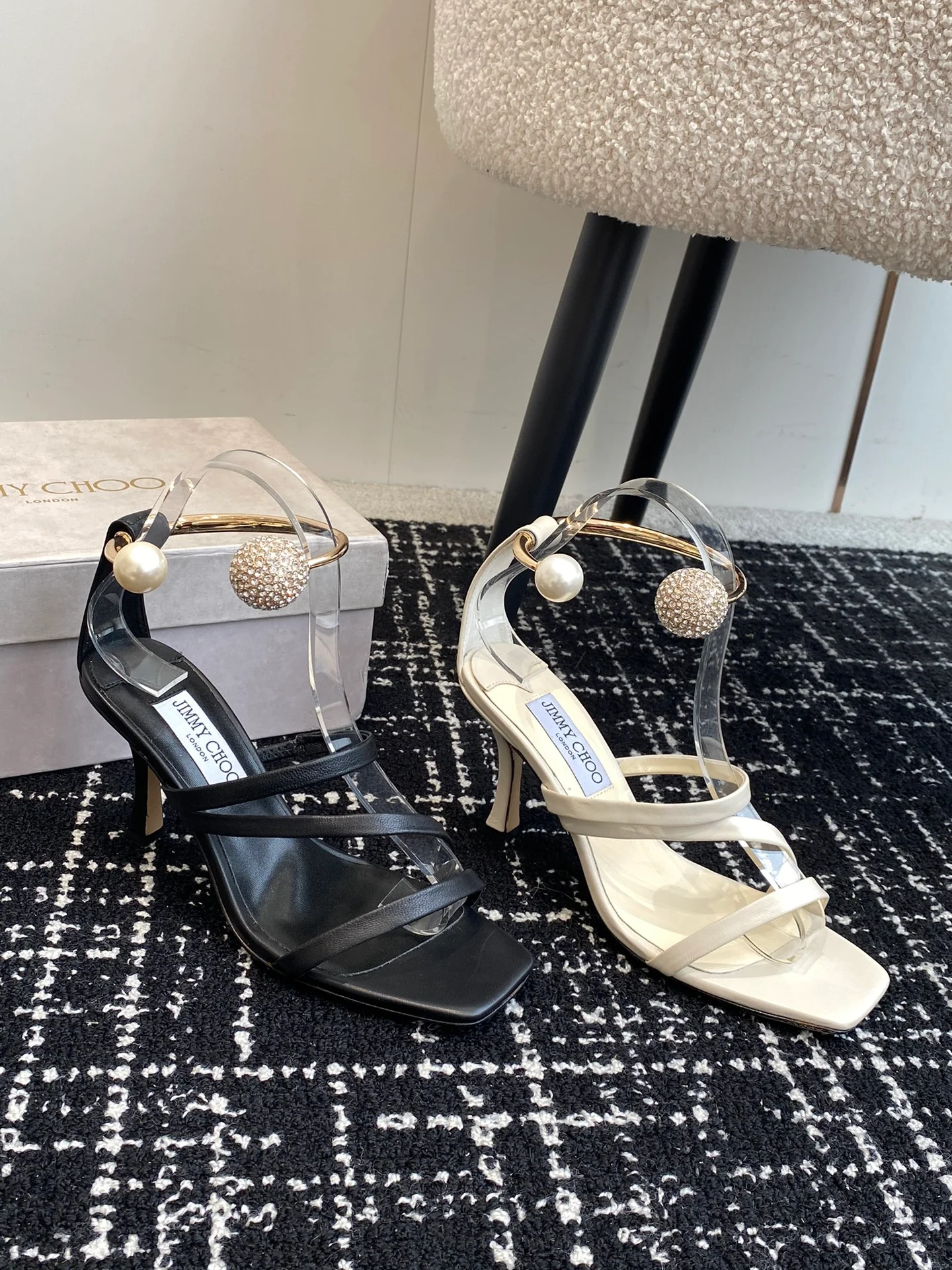 Сандалии-шпильки с квадратным носком от JC, коллекция 2024 года — изображение коллекции.