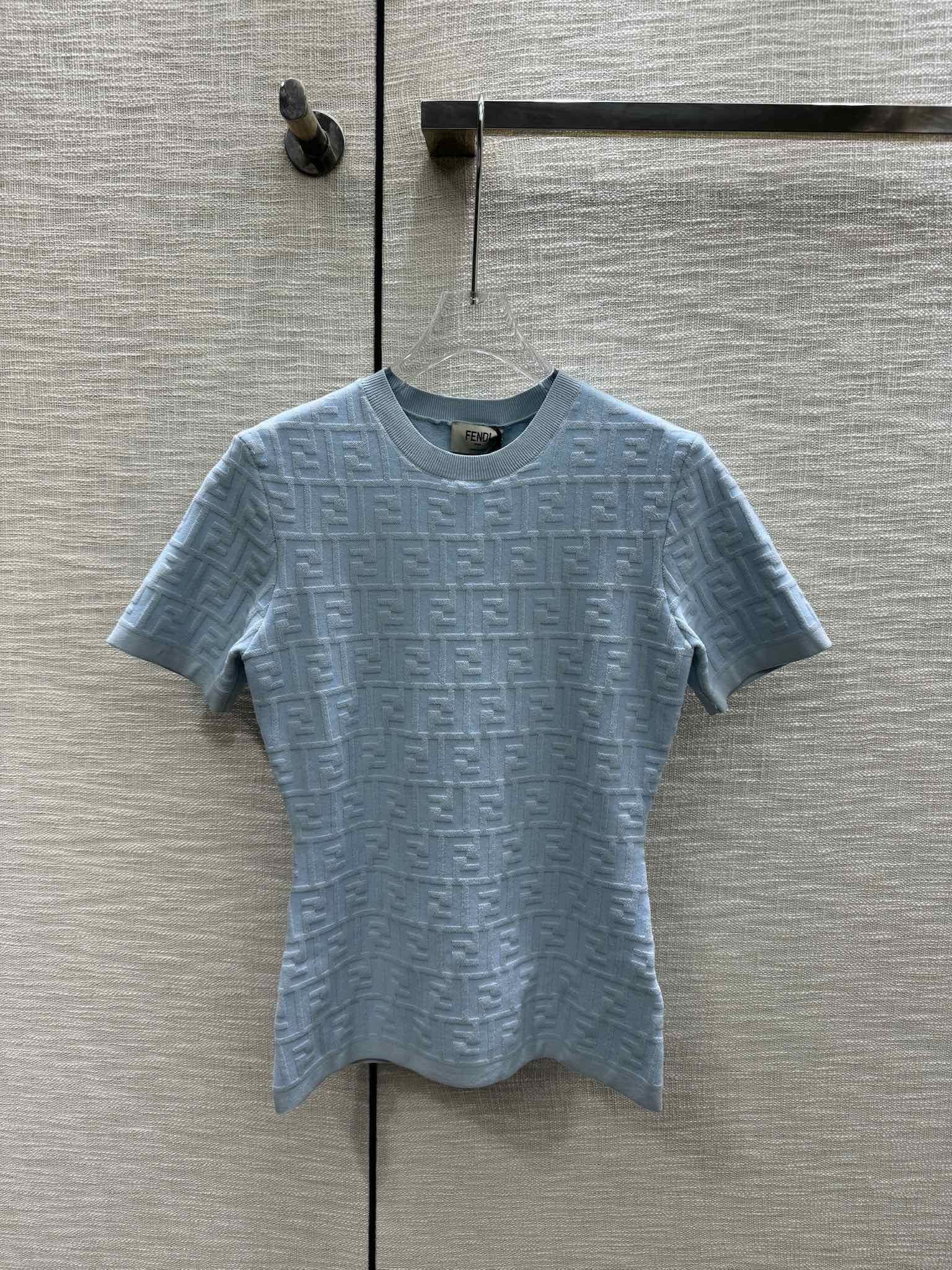 Футболка Fendi-2403 с объемной буквой F, трикотажная, с коротким рукавом, синяя.