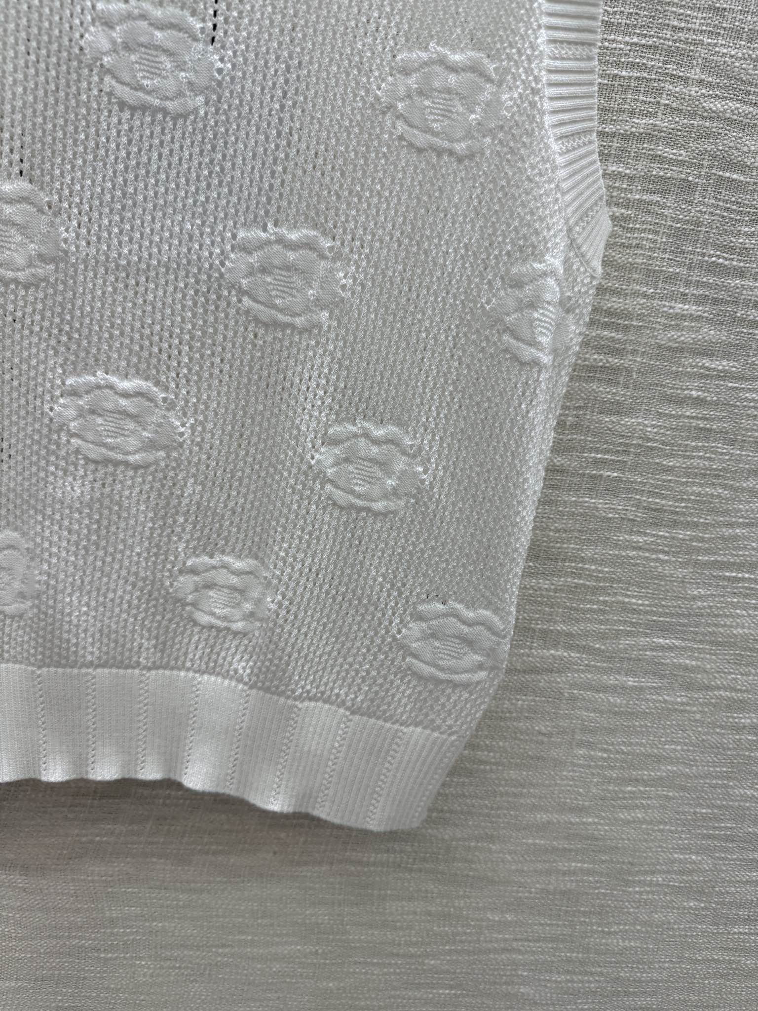 Вязаный жилет Chanel 2403 ?Камелия? с ажурной отделкой — белый.