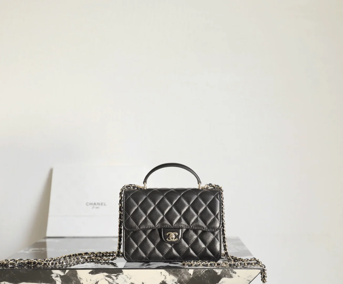 Многофункциональный рюкзак Chanel 2-в-1 — черный с пряжкой светло-золотистого цвета.