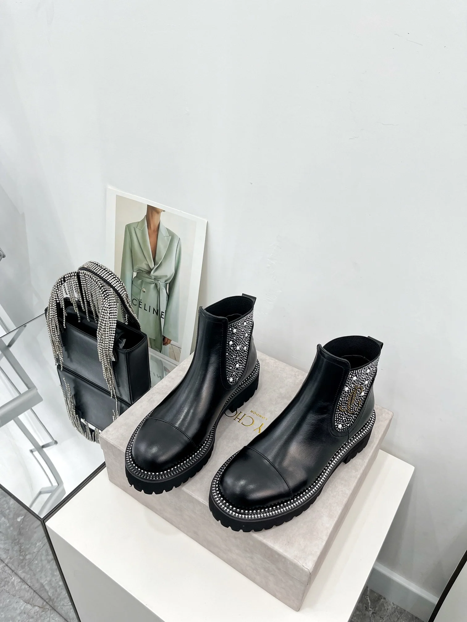 Ботильоны Jimmy, украшенные стразами