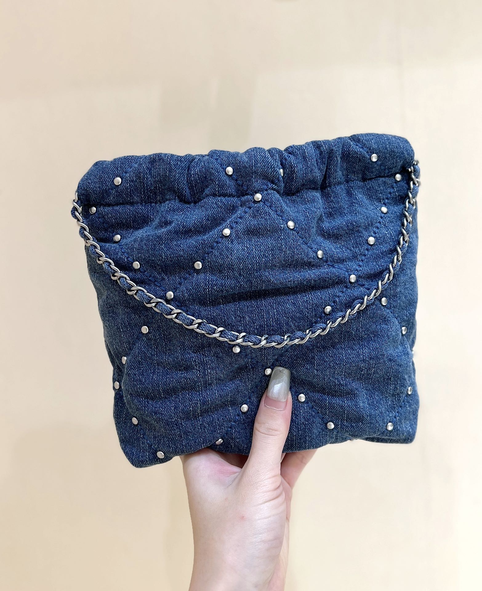 Мини-сумка Chanel 24s 22 серии с заклепками из джинсовой ткани